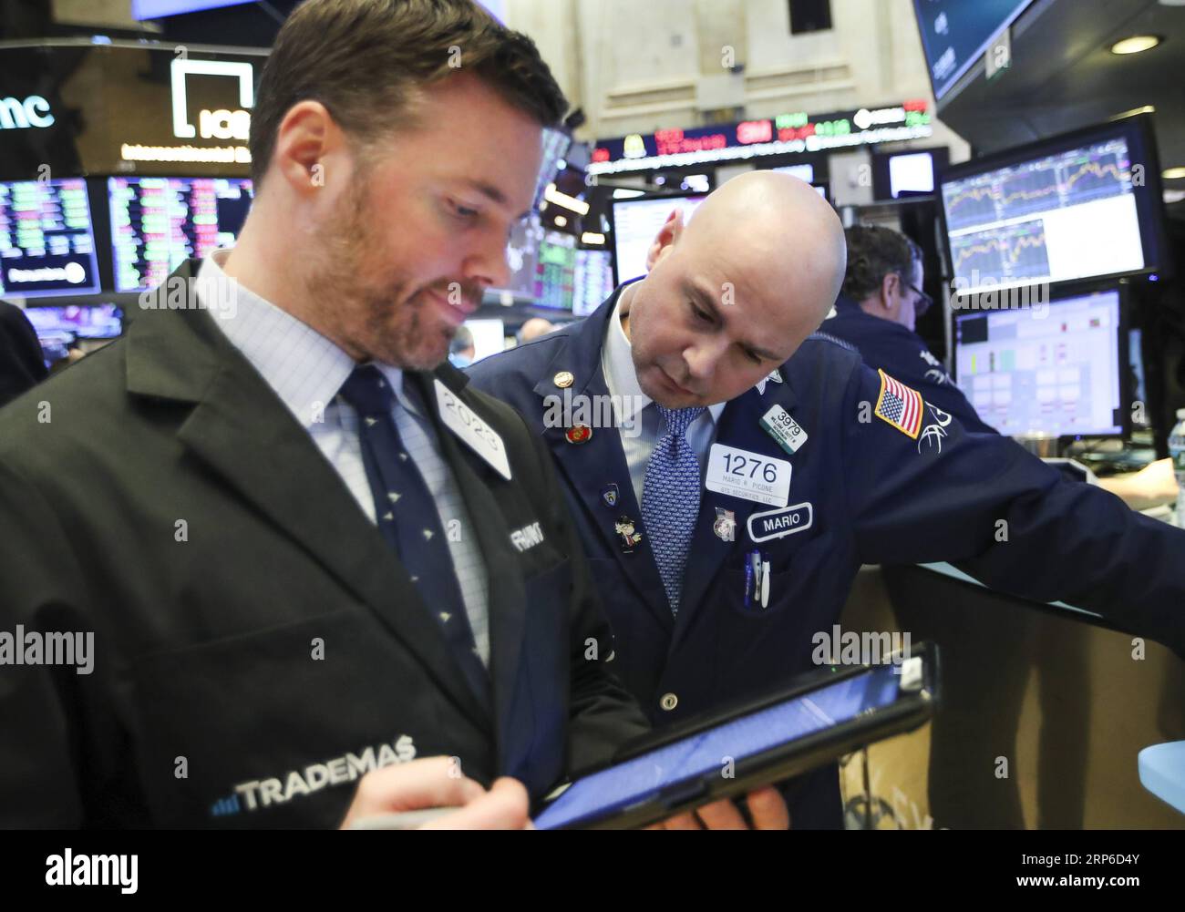 (190109) -- NEW YORK, le 9 janvier 2019 -- les commerçants travaillent à la Bourse de New York à New York, aux États-Unis, le 9 janvier 2019. Les actions américaines ont clôturé à la hausse mercredi après que le résumé de la réunion de la Réserve fédérale tenue en décembre a montré que la banque centrale est patiente sur les hausses de taux. La moyenne industrielle du Dow Jones a augmenté de 91,67 points, ou 0,39 %, pour atteindre 23 879,12. Le S&P 500 a augmenté de 10,55 points, ou 0,41 %, pour atteindre 2 584,96 points. L'indice composite Nasdaq a augmenté de 60,08 points, ou 0,87 %, pour atteindre 6 957,08. ) U.S.-NEW YORK-STOCKS WangxYing PUBLICATIONxNOTxINxCHN Banque D'Images