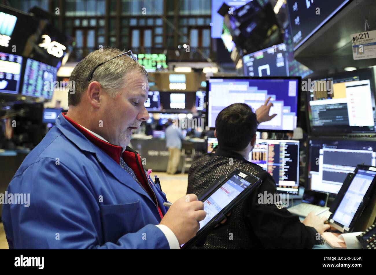 (190109) -- NEW YORK, le 9 janvier 2019 -- les commerçants travaillent à la Bourse de New York à New York, aux États-Unis, le 9 janvier 2019. Les actions américaines ont clôturé à la hausse mercredi après que le résumé de la réunion de la Réserve fédérale tenue en décembre a montré que la banque centrale est patiente sur les hausses de taux. La moyenne industrielle du Dow Jones a augmenté de 91,67 points, ou 0,39 %, pour atteindre 23 879,12. Le S&P 500 a augmenté de 10,55 points, ou 0,41 %, pour atteindre 2 584,96 points. L'indice composite Nasdaq a augmenté de 60,08 points, ou 0,87 %, pour atteindre 6 957,08. ) U.S.-NEW YORK-STOCKS WangxYing PUBLICATIONxNOTxINxCHN Banque D'Images