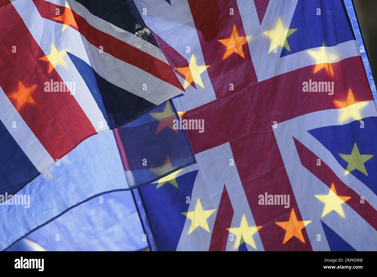 (190110) -- PÉKIN, 10 janv. 2019 (Xinhua) -- des drapeaux de l'UE et du Royaume-Uni sont vus devant les chambres du Parlement à Londres, Grande-Bretagne, le 9 janvier. 2019. Le débat britannique sur le Brexit à la Chambre des communes sur le projet d accord sur les conditions du retrait du Royaume-Uni et les relations futures avec l UE a commencé mercredi avant un vote prévu pour le 15 janvier. (Xinhua/Tim Ireland) PHOTOS XINHUA DU JOUR PUBLICATIONxNOTxINxCHN Banque D'Images