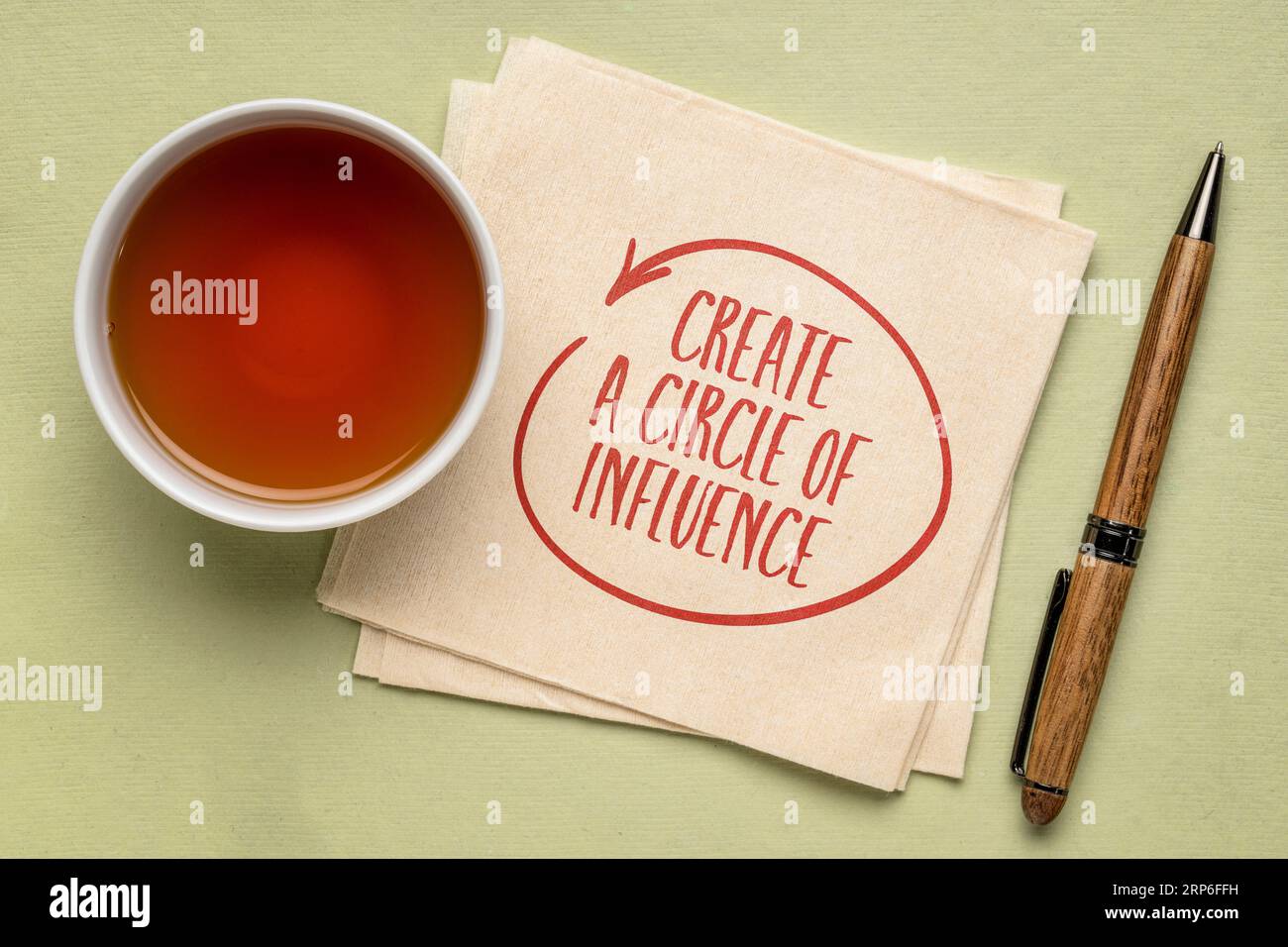 Créez un cercle de conseils d'influence - écriture inspirante sur une serviette avec une tasse de thé Banque D'Images
