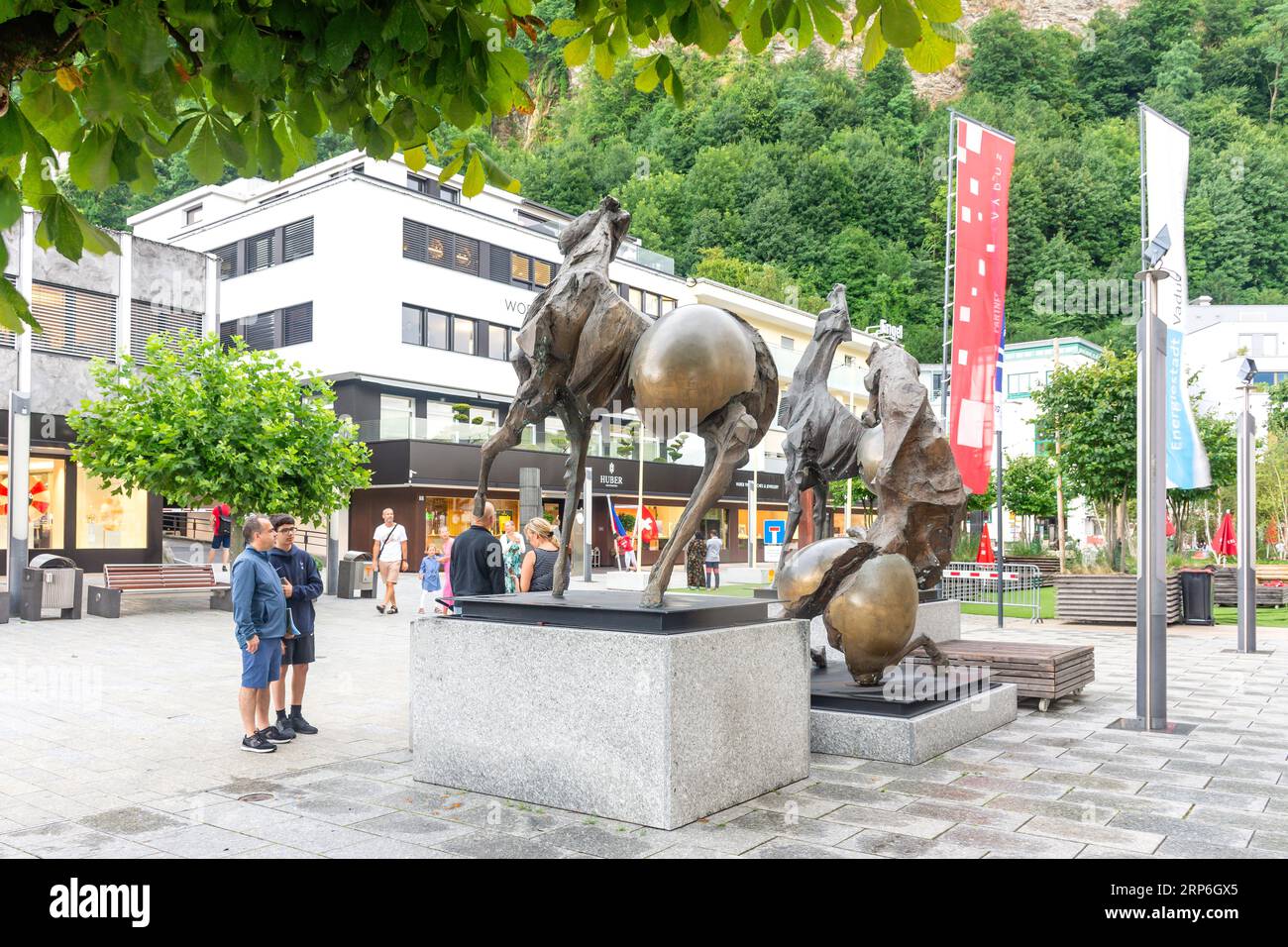 Tre Cavalli (trois chevaux) sculptures devant la mairie de Vaduz (Rathaus Vaduz), Städtle, Vaduz, Principauté du Liechtenstein Banque D'Images