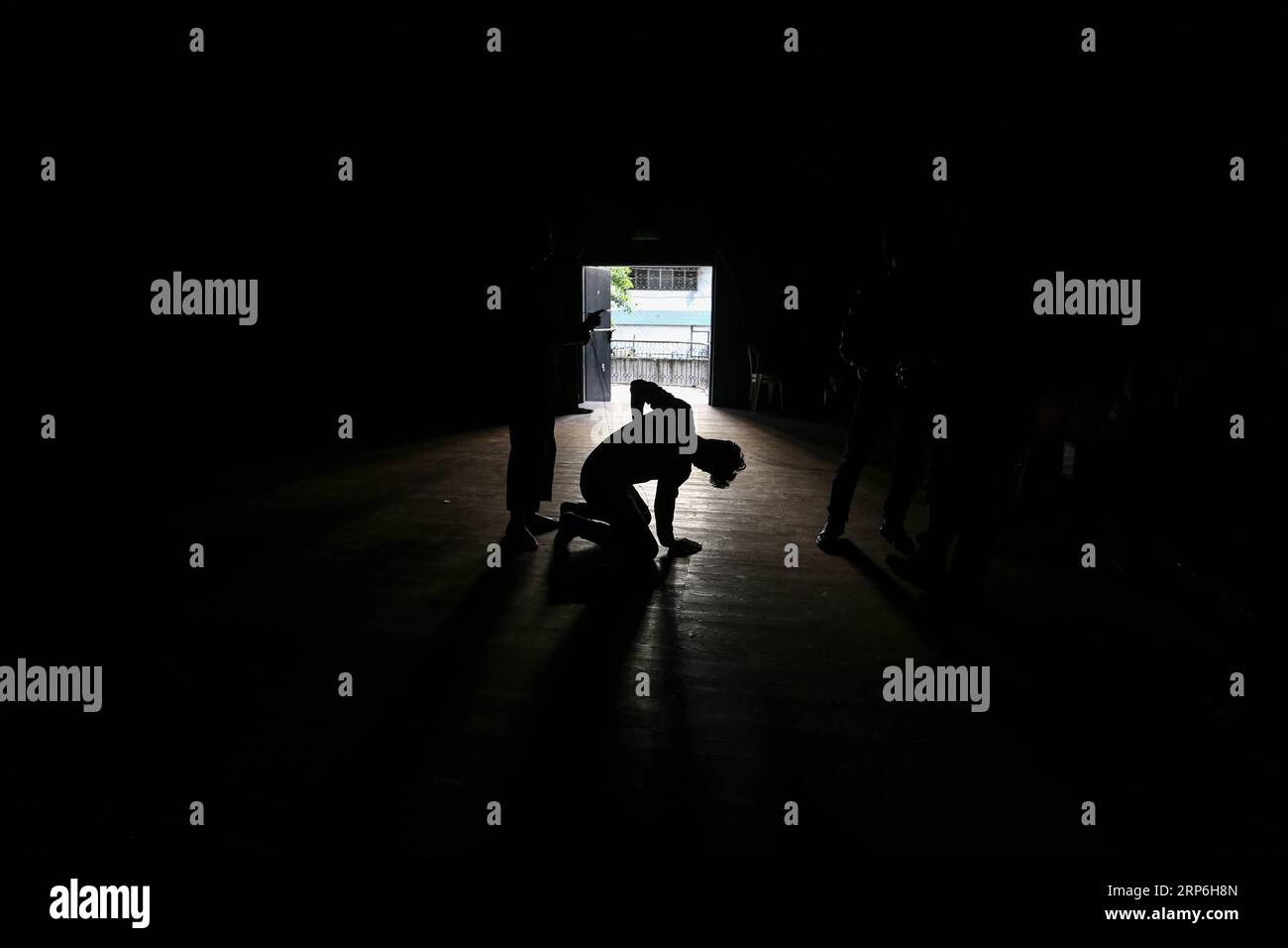 (190113) -- GAZA, 13 janvier 2019 -- des jeunes palestiniens apprennent à l'académie de théâtre Teatro Palestine à Gaza, le 10 janvier 2019. Dans la bande de Gaza palestinienne, 48 jeunes hommes et femmes apprennent le théâtre et les techniques de jeu dans le cadre d’une initiative visant à relancer le théâtre contemporain dans le territoire soumis au blocus israélien. POUR ALLER AVEC feature : première académie d'acteur établie à Gaza pour faire revivre le théâtre contemporain Stringer) MIDEAST-GAZA-ACTING-ACADEMY ZhaoxYue PUBLICATIONxNOTxINxCHN Banque D'Images