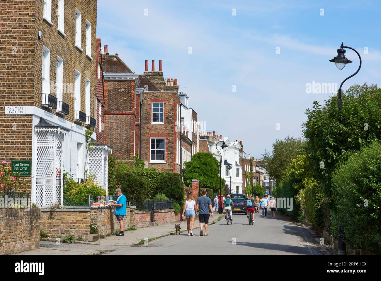 Maisons historiques le long de Chiswick Mall, ouest de Londres, Royaume-Uni, en été, avec des piétons et Walpole House à mi-distance Banque D'Images