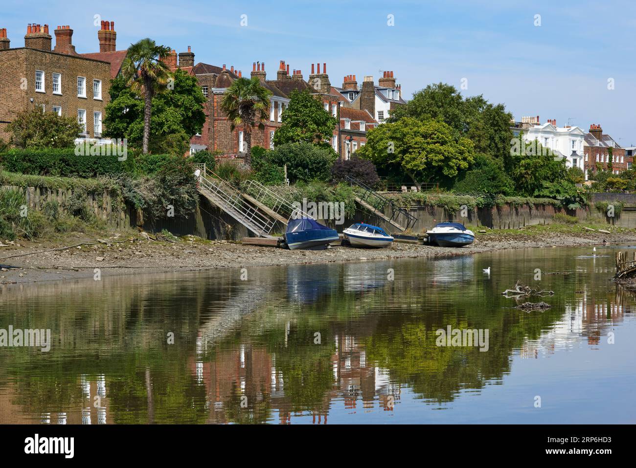 Maisons historiques géorgiennes et victoriennes le long de Chiswick Mall, Chiswick, Londres Royaume-Uni, vues depuis les rives de la Tamise, en été Banque D'Images