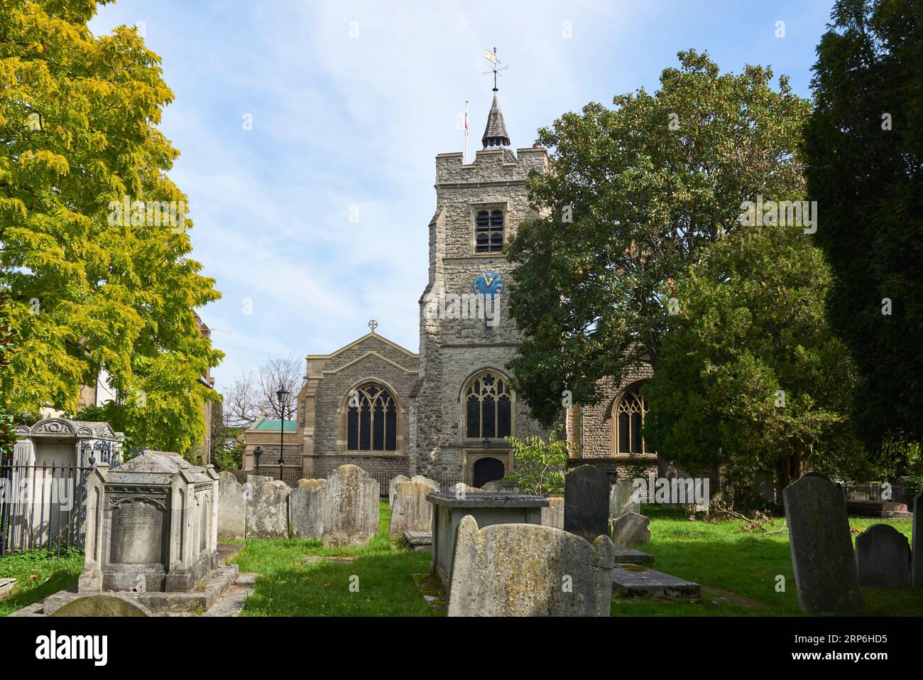 L'église historique classée grade II de St Nicolas à Old Chiswick, Londres Royaume-Uni, avec tour du 15e siècle Banque D'Images