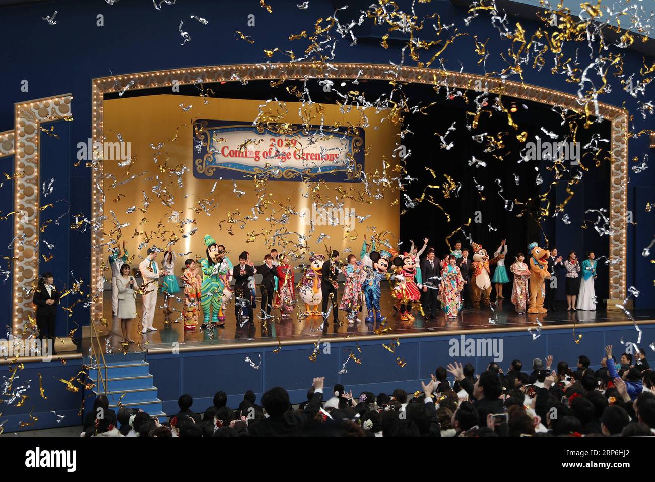 (190114) -- CHIBA, 14 janvier 2019 -- des garçons et des filles japonais célèbrent Coming of Age avec des personnages Disney à Tokyo Disneyland à Chiba, Japon, le 14 janvier 2019. Les personnes qui ont eu 20 ans ont participé lundi à la cérémonie annuelle du jour de l'âge adulte au Japon. ) JAPON-CHIBA-DISNEY-L'ÂGE ADULTE DUXXIAOYI PUBLICATIONXNOTXINXCHN Banque D'Images