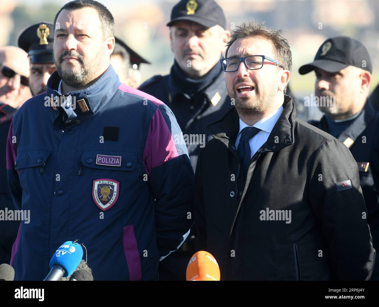 (190114) -- ROME, 14 janvier 2019 -- le ministre italien de la Justice Alfonso Bonafede (avant, R) et le ministre de l'intérieur Matteo Salvini (avant, L) font une déclaration aux médias après l'arrivée de l'ancien militant de gauche Cesare Battisti à l'aéroport Ciampino de Rome, Italie, le 14 janvier 2019. Cesare Battisti a été extradé vers l'Italie lundi depuis la Bolivie, où il a été capturé au cours du week-end par des agents italiens, brésiliens et boliviens après 38 ans de fuite. ITALIE-ROME-MILITANT DE GAUCHE-BATTISTI-EXTRADITION ALBERTOXLINGRIA PUBLICATIONXNOTXINXCHN Banque D'Images