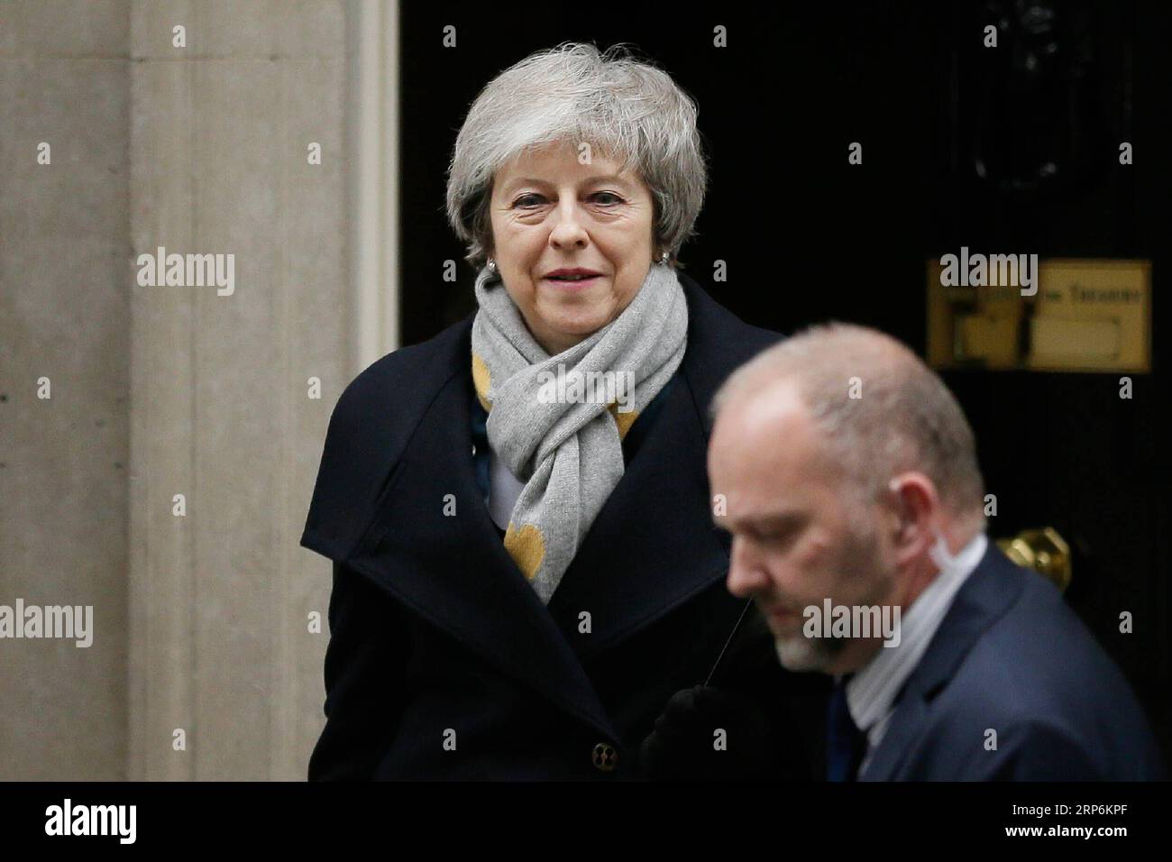 (190116) -- BEIJING, le 16 janvier 2019 -- la première ministre britannique Theresa May quitte le 10 Downing Street pour la Chambre des communes avant le vote parlementaire à Londres, en Grande-Bretagne, le 15 janvier 2019.) Xinhua Headlines : l'incertitude monte après que le Parlement britannique rejette l'accord sur le Brexit TimxIreland PUBLICATIONxNOTxINxCHN Banque D'Images