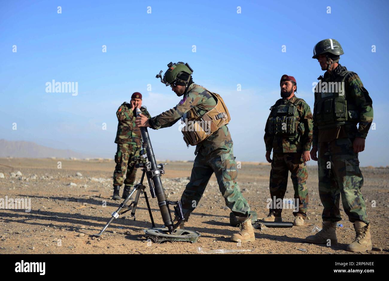 (190117) -- KANDAHAR, le 17 janvier 2019 -- des soldats afghans participent à une séance d'entraînement dans un centre d'entraînement militaire de la province de Kandahar, dans le sud de l'Afghanistan, le 17 janvier 2019. Quelque 150 soldats afghans ont reçu une formation de 12 semaines à Kandahar, selon un responsable local. Sanaullah Seiam) AFGHANISTAN-KANDAHAR-ENTRAÎNEMENT MILITAIRE XinhuaxKabul PUBLICATIONxNOTxINxCHN Banque D'Images