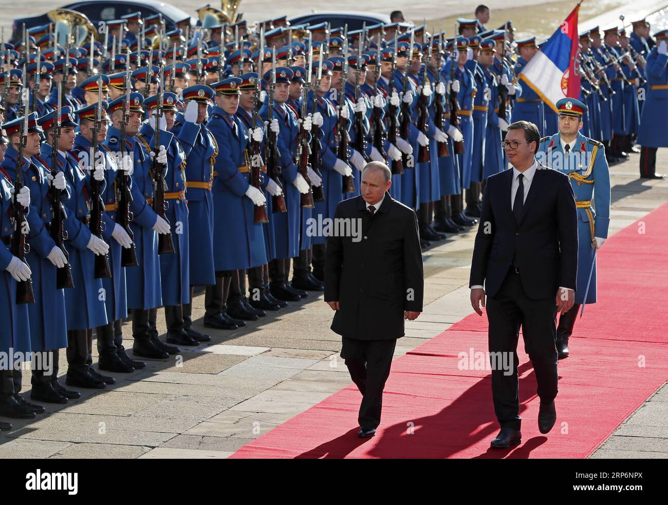 (190117) -- BELGRADE, 17 janvier 2019 -- le président serbe Aleksandar Vucic (à droite) et son homologue russe Vladimir Poutine inspectent les gardes d'honneur lors d'une cérémonie de bienvenue à Belgrade, Serbie, le 17 janvier 2019. Poutine est arrivé jeudi à Belgrade pour une visite. ) SERBIE-BELGRADE-RUSSIE-POUTINE-VISITE PredragxMilosavljevic PUBLICATIONxNOTxINxCHN Banque D'Images