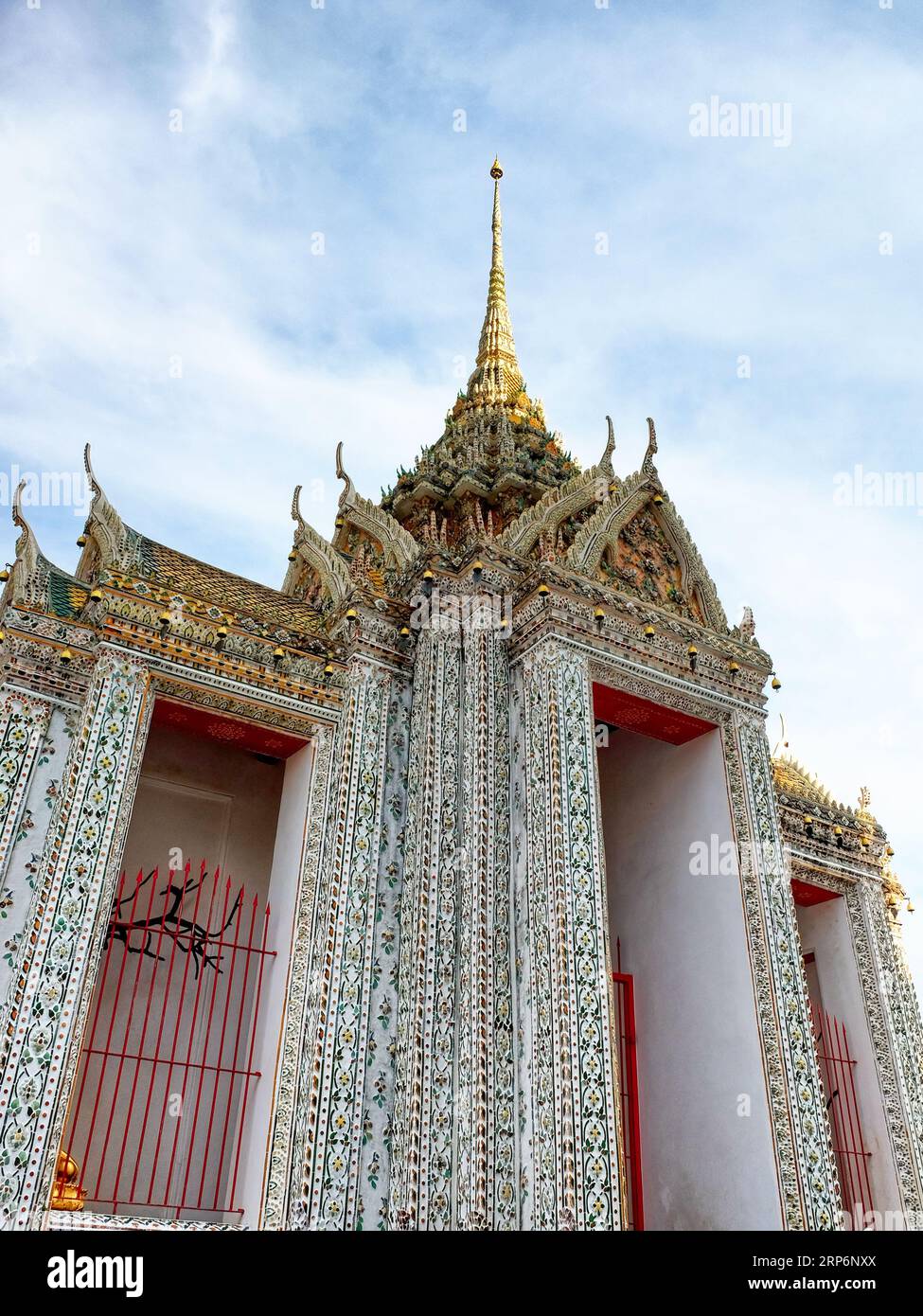 Un temple en Thaïlande avec des détails complexes et une haute flèche. Le temple a une haute flèche avec une pointe dorée et est décoré avec des détails complexes an Banque D'Images