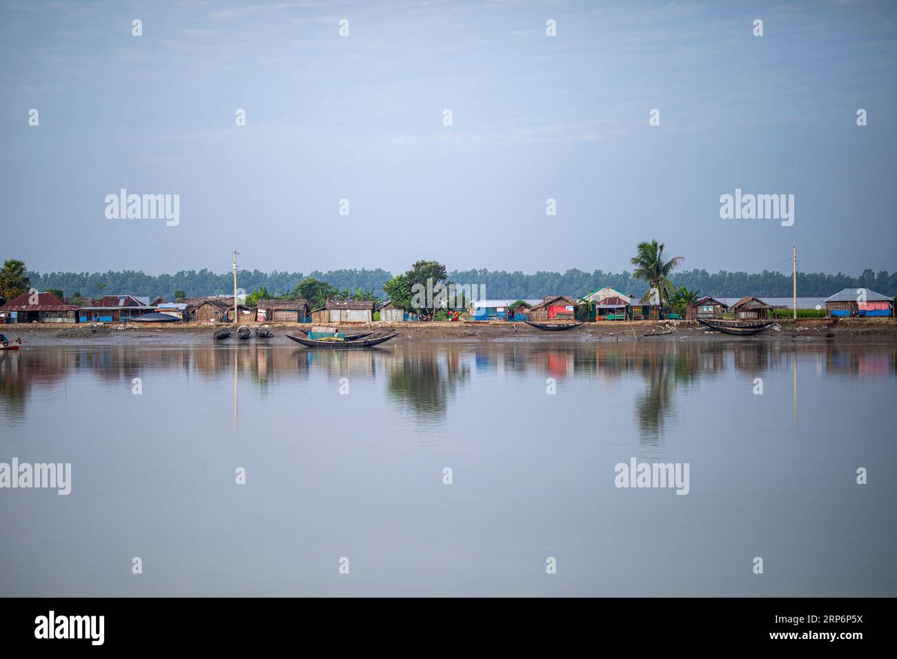 Village de pêcheurs Joymoni sur la rive de la rivière Pasur juste à l'extérieur de Sundarbans, la plus grande forêt de mangroves du monde. Bagerhat, Bangladesh Banque D'Images