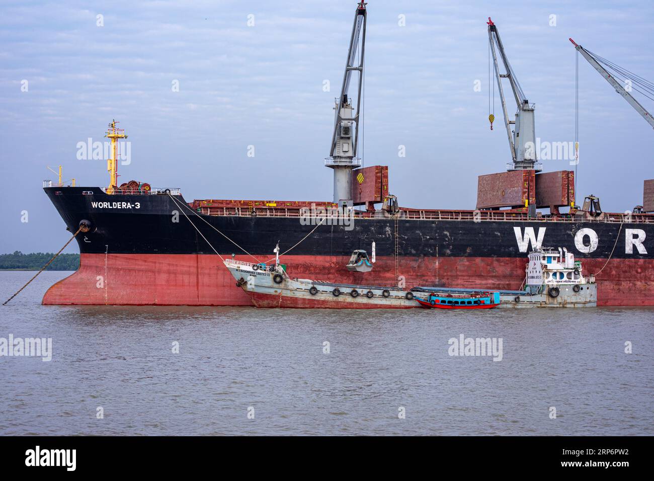 Un navire étranger déchargeant du charbon sur la rivière Pashur, le mouillage extérieur du port de Mongla. C'est le deuxième plus grand port maritime du Bangladesh. Bagerhat, Banque D'Images