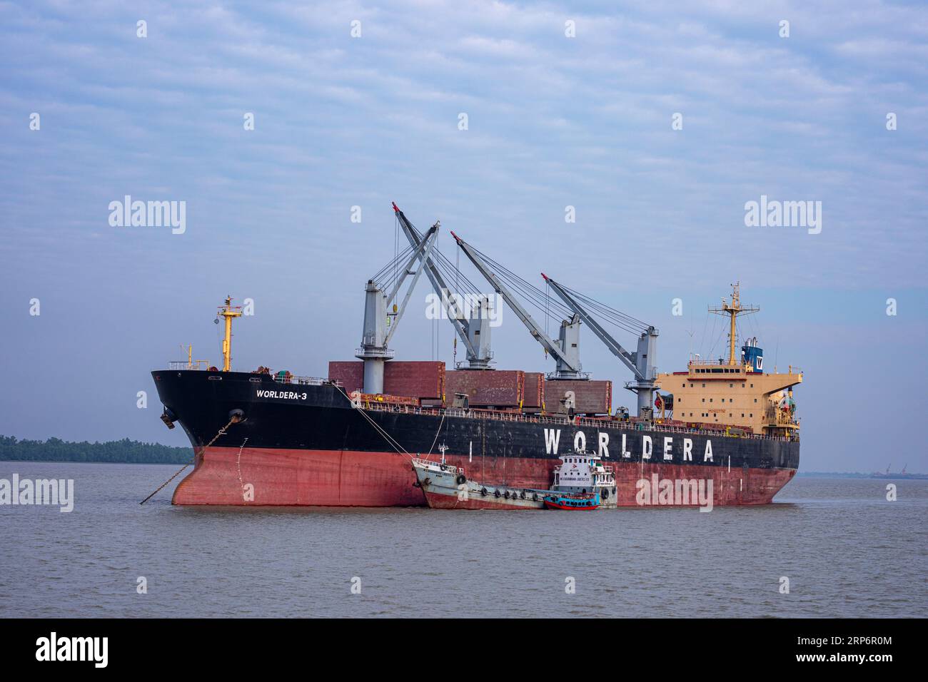 Un navire étranger déchargeant du charbon sur la rivière Pashur, le mouillage extérieur du port de Mongla. C'est le deuxième plus grand port maritime du Bangladesh. Bagerhat, Banque D'Images