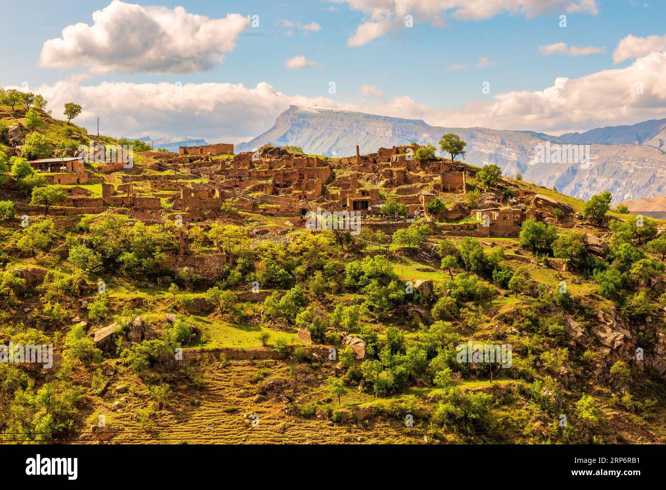 Les ruines des maisons du vieux village de Kurib dans les montagnes de la République du Daghestan Banque D'Images