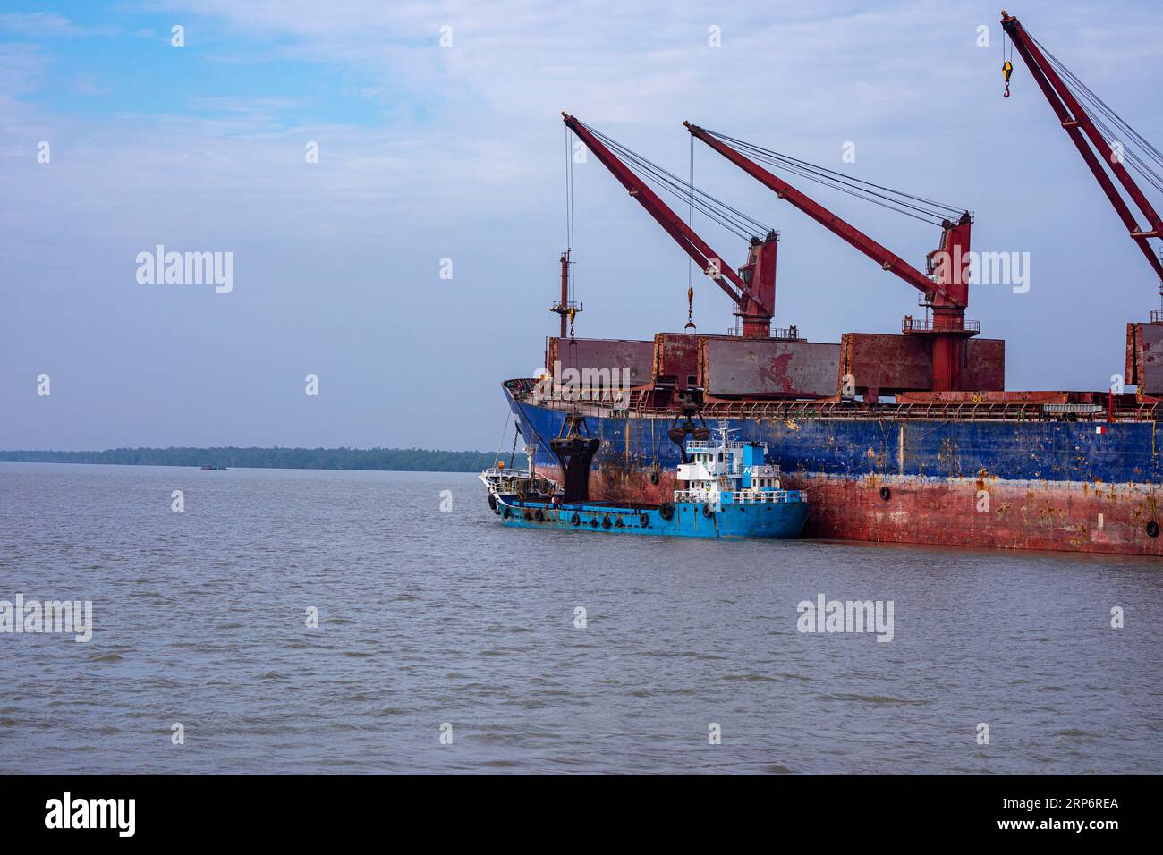 Un navire étranger déchargeant du charbon sur la rivière Pashur, le mouillage extérieur du port de Mongla. C'est le deuxième plus grand port maritime du Bangladesh. Bagerhat, Banque D'Images