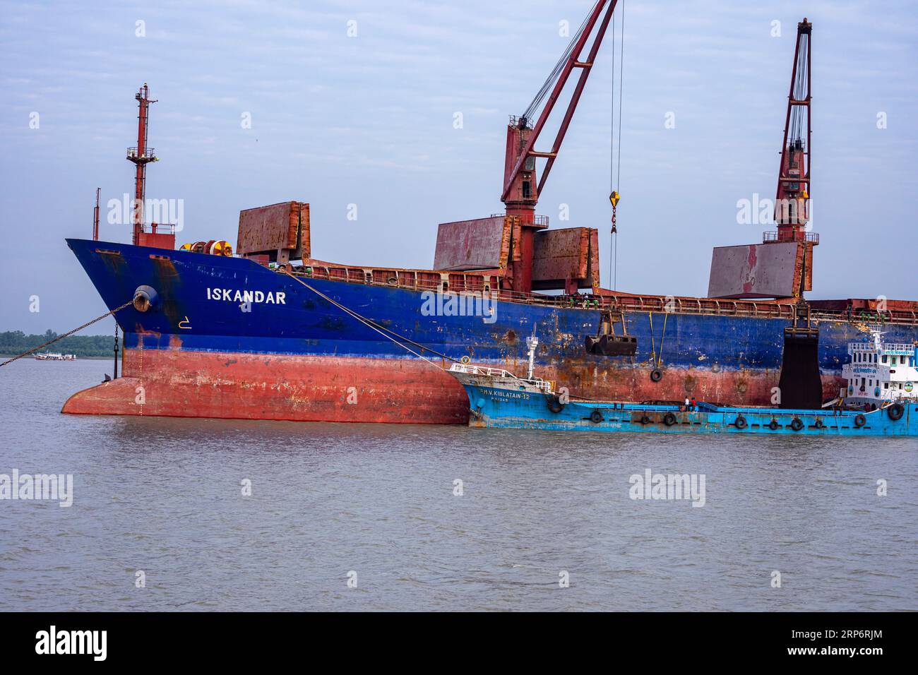 Un navire étranger déchargeant du charbon sur la rivière Pashur, le mouillage extérieur du port de Mongla. C'est le deuxième plus grand port maritime du Bangladesh. Bagerhat, Banque D'Images