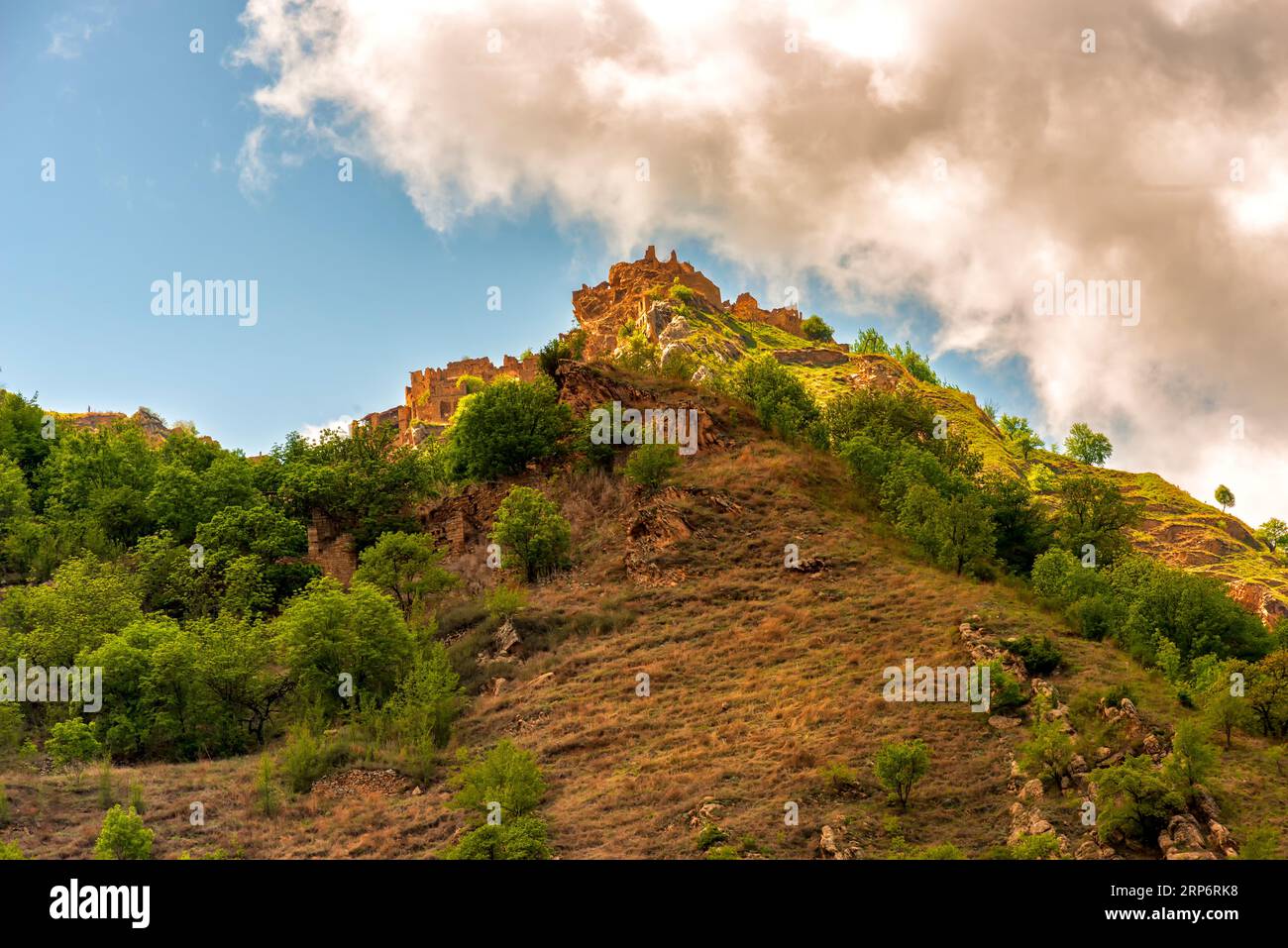 Vue de dessous de la montagne, qui montre le village abandonné de Gamsutl dans la République du Daghestan Banque D'Images