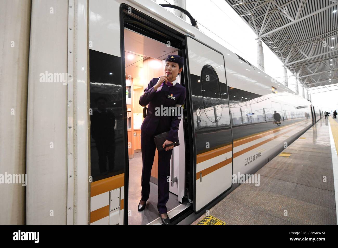 (190119) -- NANJING, 19 janv. 2019 (Xinhua) -- Xue Feng regarde par la porte d'un train à la gare ferroviaire de Bengbu Sud dans la province d'Anhui de l'est de la Chine, 18 janv. 2019. Xue Feng est un conducteur de train de la China Railway Shanghai Group Co., Ltd, dont le mari est un policier. En raison de leur travail, ils ne peuvent pas accompagner leur fils zhuangzhuang tout le temps. Chaque fois que Xue Feng doit quitter la maison pour le travail pendant quelques jours, elle écrira une note d'excuse à zhuangzhuang pour exprimer ses regrets. Et chaque fois que zhuangzhuang reçoit une note d'excuse de sa mère, il la mettra dans sa boîte au Trésor Banque D'Images