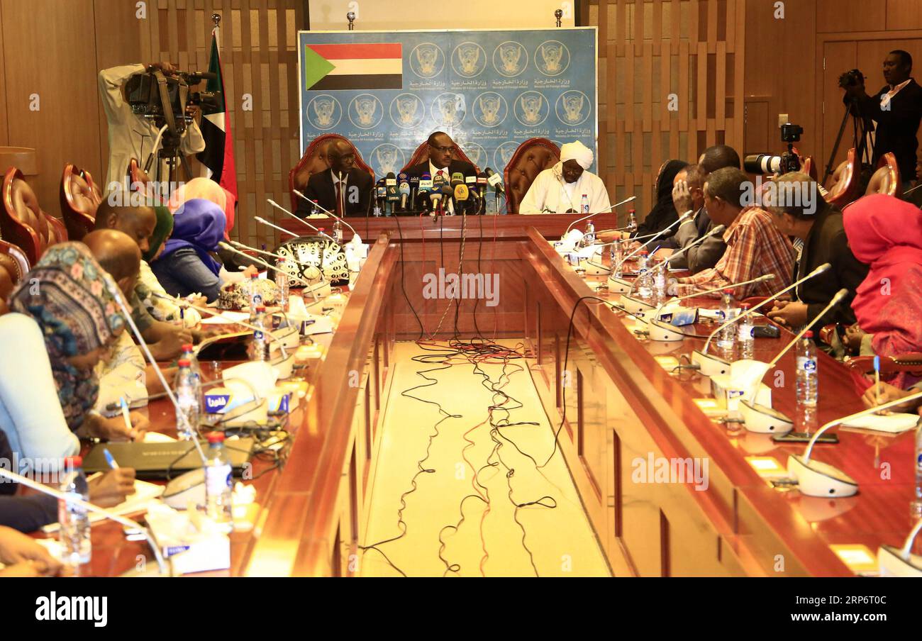 (190119) -- KHARTOUM, 19 janvier 2019 -- le ministre soudanais des Affaires étrangères Al-Dirdiri Mohamed Ahmed (C, arrière) assiste à une conférence de presse à Khartoum, capitale du Soudan, le 19 janvier 2019. Le gouvernement soudanais a annoncé samedi qu'une autre série de pourparlers de paix entre le gouvernement de la République centrafricaine (RCA) et 14 factions de l'opposition se tiendrait à Khartoum la semaine prochaine. SOUDAN-KHARTOUM-FM-RÉPUBLIQUE CENTRAFRICAINE-POURPARLERS DE PAIX-CONFÉRENCE DE PRESSE MOHAMEDXKHIDIR PUBLICATIONXNOTXINXCHN Banque D'Images