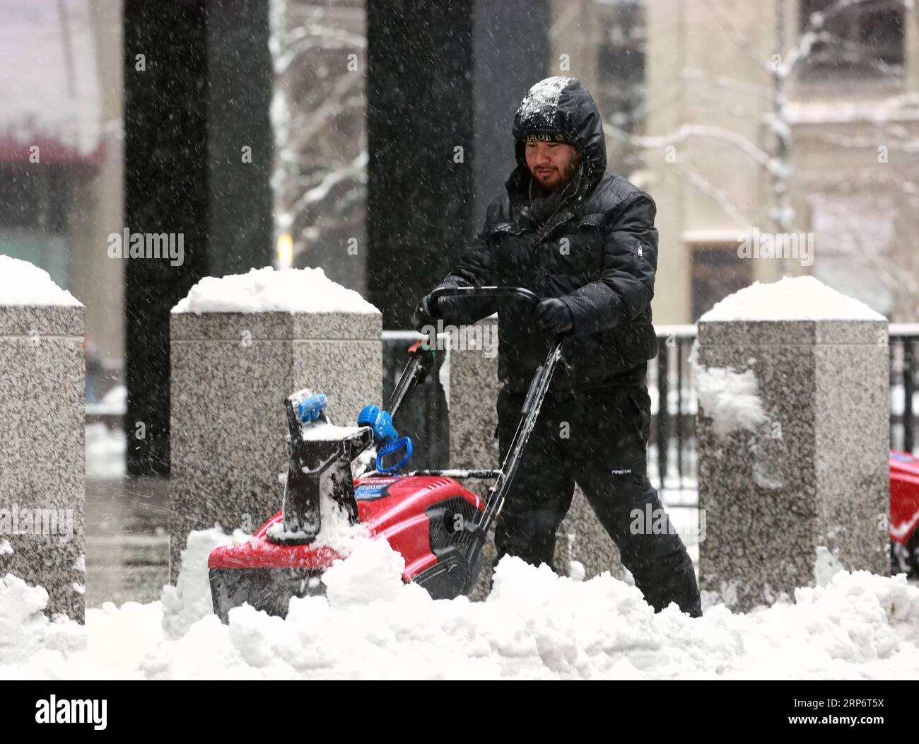 (190119) -- CHICAGO, le 19 janvier 2019 -- Un homme enlève la neige au Federal Plaza à Chicago, aux États-Unis, le 19 janvier 2019. Plus de 500 vols ont été annulés dans les deux aéroports internationaux de Chicago samedi, alors qu une puissante tempête hivernale a frappé le centre et le nord-est des États-Unis. U.S.-CHICAGO-TEMPÊTE HIVERNALE WangxPing PUBLICATIONxNOTxINxCHN Banque D'Images