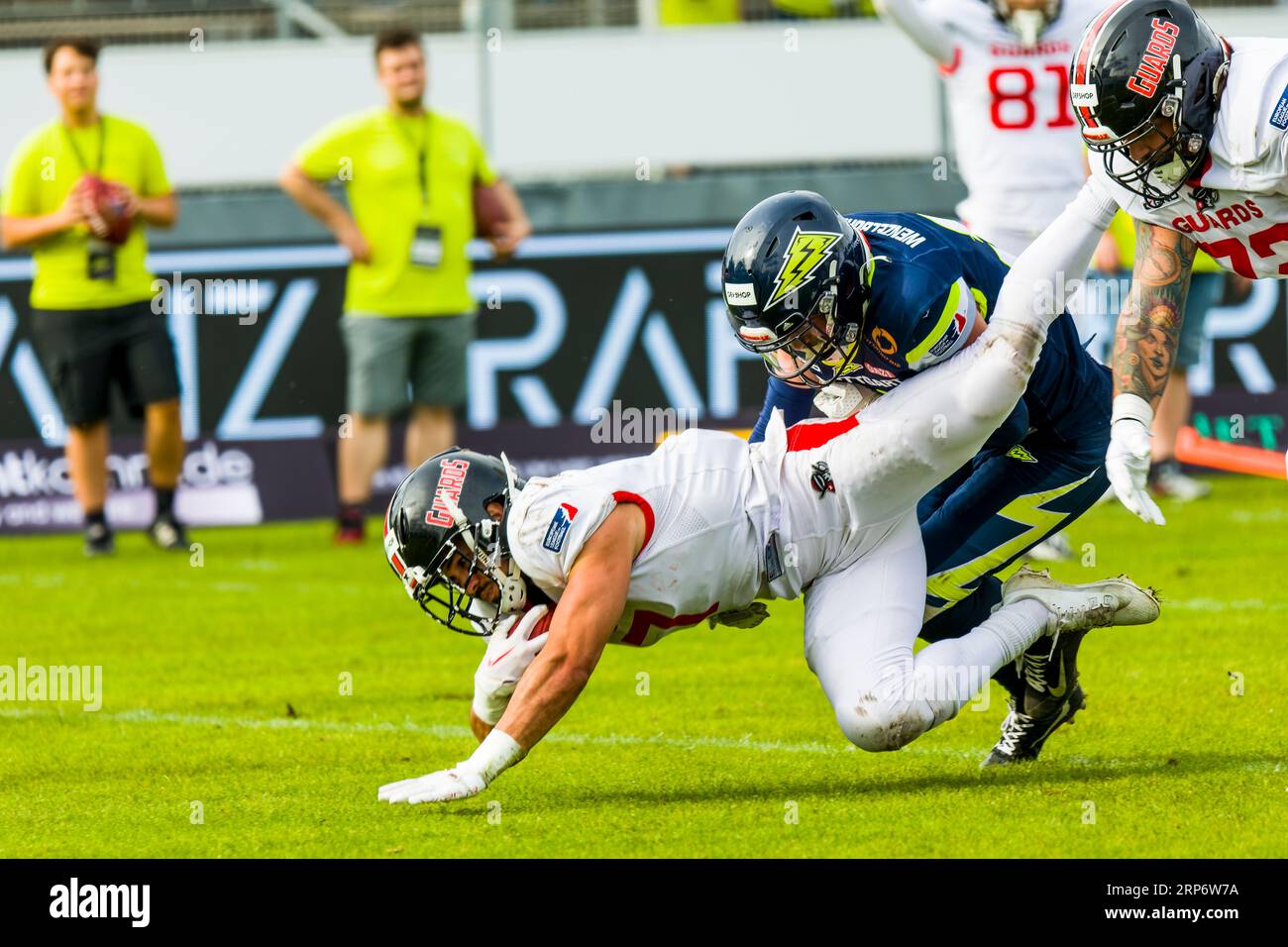 Stuttgart, Allemagne. 03 septembre 2023. Ligue européenne de football, ELF/ match : Helvetic Guards à Stuttgart Surge le 03. Septembre 2023, au Gazi Stadium , Stuttgart , Allemagne, RB # 7 Silas Nacita/Helvetic Guards vs DB # 31 Nick Wenzelburger/ Stuttgart Surge Credit : Frank Baumert/Alamy Live News Banque D'Images