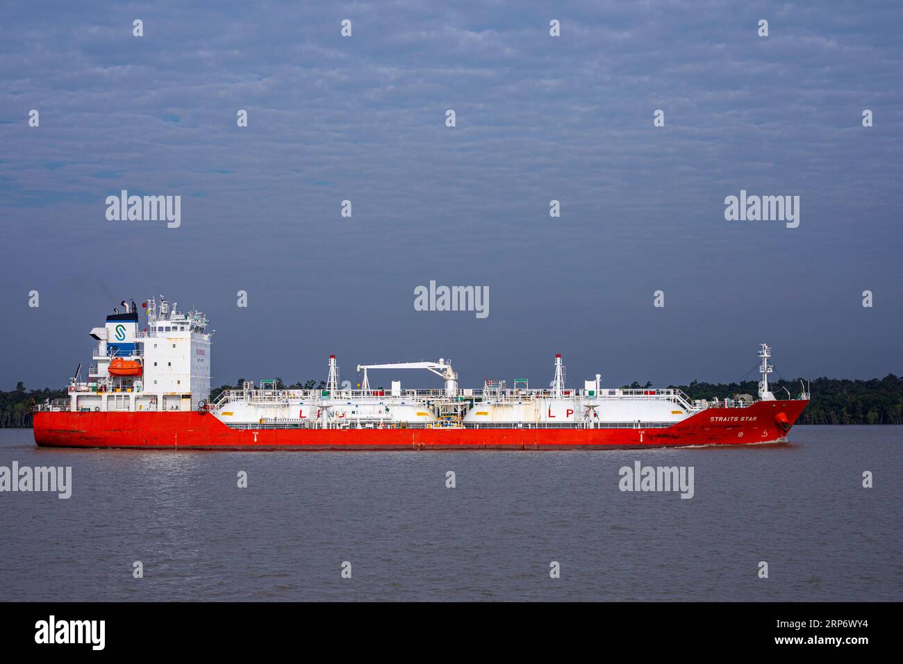 Le pétrolier GPL Straits Star se dirige vers le port de Mongla sur la rivière Pashur. Bagerhat, Bangladesh Banque D'Images