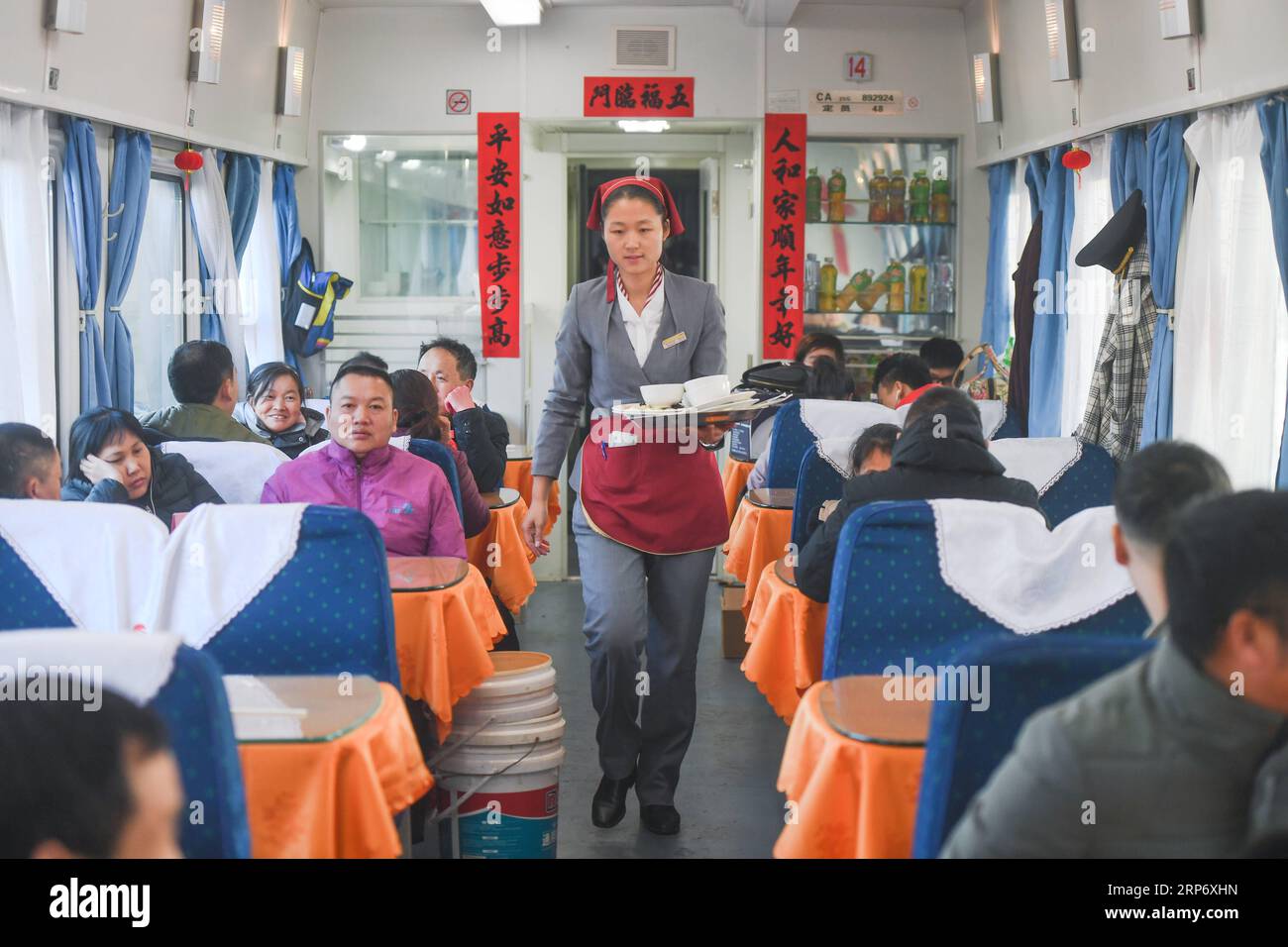 (190122) -- XIANGYANG, 22 janvier 2019 (Xinhua) -- Yang Xiaofei, serveuse, sert les passagers du train n° K4186 de Fuzhou dans la province du Fujian au sud-est de la Chine à Guang an dans la province du Sichuan au sud-ouest de la Chine, le 22 janvier 2019. (Xinhua/Song Weiwei) CHINA-HUBEI-TRAIN CHEF (CN) PUBLICATIONxNOTxINxCHN Banque D'Images