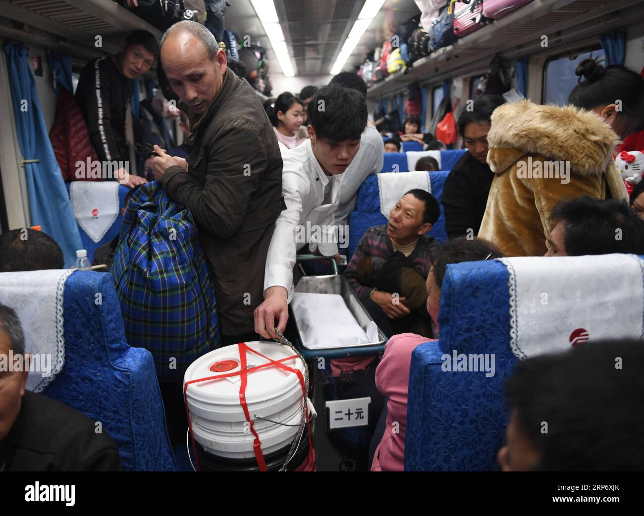 (190122) -- XIANGYANG, 22 janvier 2019 (Xinhua) -- Zheng Xiangjun, cuisinier, sert les passagers du train n° K4186 de Fuzhou dans la province du Fujian au sud-est de la Chine à Guang an dans la province du Sichuan au sud-ouest de la Chine, le 21 janvier 2019. (Xinhua/Song Weiwei) CHINA-HUBEI-TRAIN CHEF (CN) PUBLICATIONxNOTxINxCHN Banque D'Images