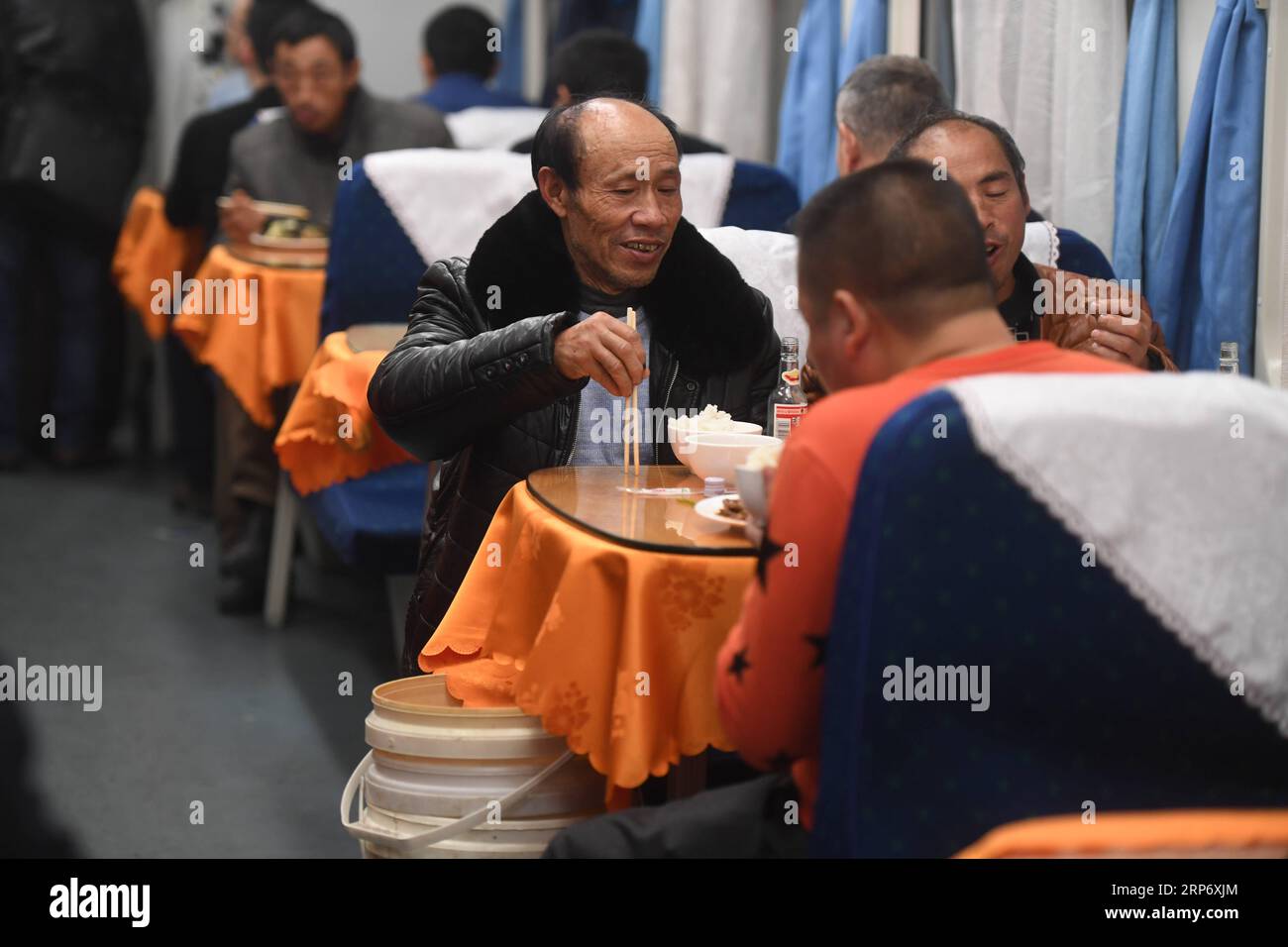 (190122) -- XIANGYANG, 22 janvier 2019 (Xinhua) -- les passagers dînent dans le train n° K4186 de Fuzhou dans la province du Fujian au sud-est de la Chine à Guang an dans la province du Sichuan au sud-ouest de la Chine, le 22 janvier 2019. (Xinhua/Song Weiwei) CHINA-HUBEI-TRAIN CHEF (CN) PUBLICATIONxNOTxINxCHN Banque D'Images