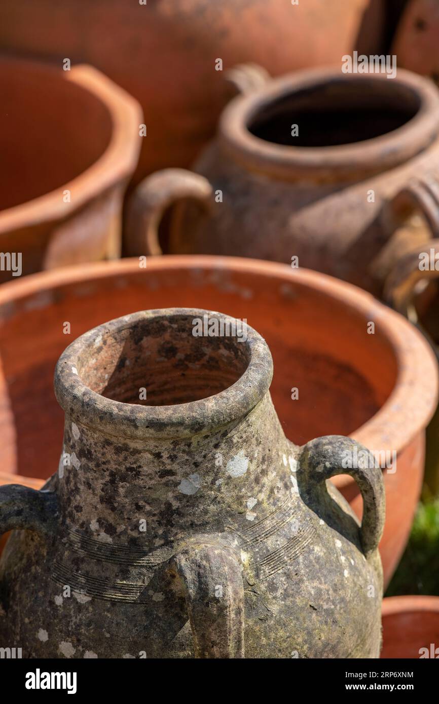 sélection d'urnes de jardin antiques en terre cuite et de pots de plantes dans une composition abstraite. Banque D'Images