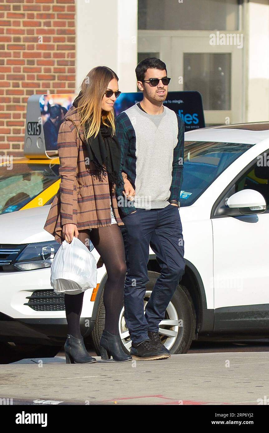 NEW YORK, NY - OCTOBRE 29 : après la récente nouvelle de la rupture du groupe Jonas Brothers, Joe Jonas est repéré avec sa petite amie Blanda Eggenschwiler dans le centre-ville de Manhattan le 29 octobre 2013 à New York. Personnes : Joe Jonas_Blanda Eggenschwiler Banque D'Images