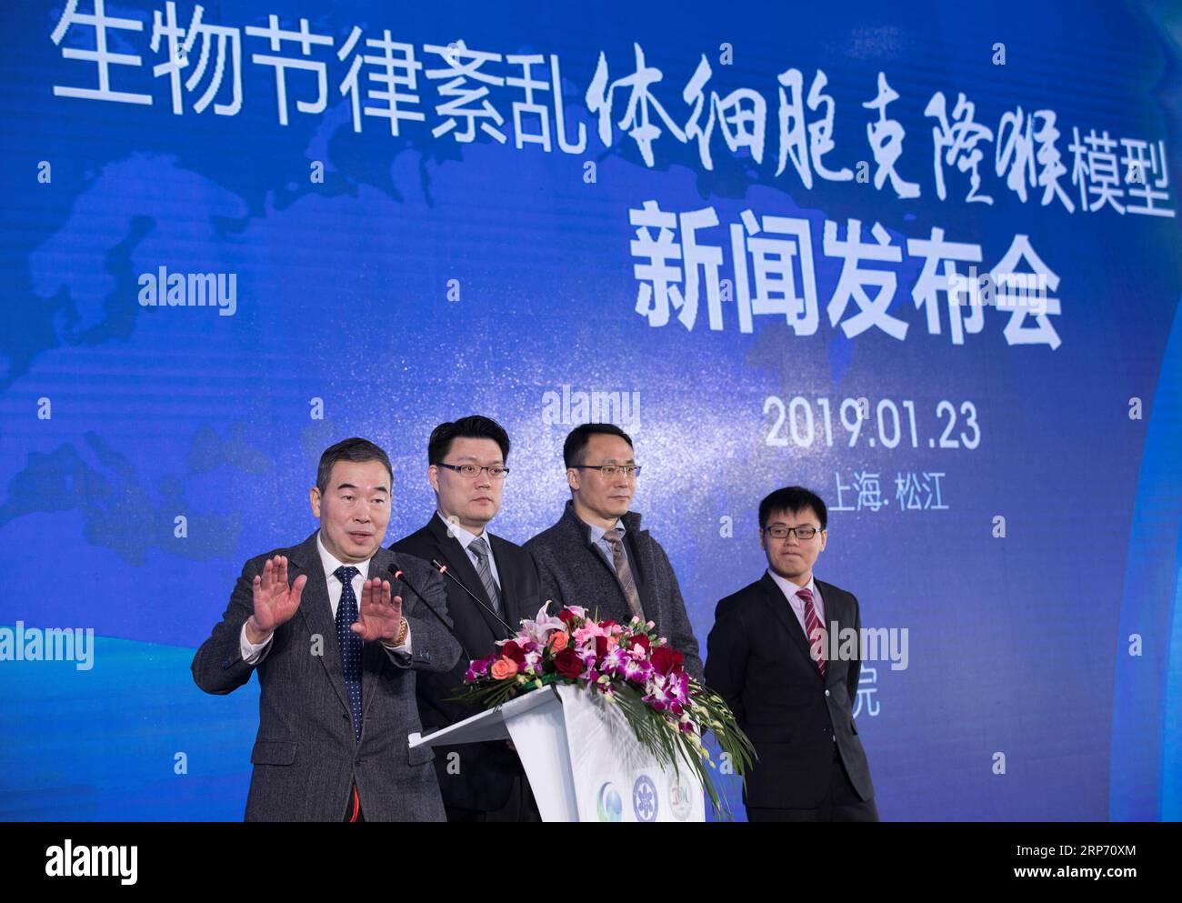 (190124) -- SHANGHAI, 24 janvier 2019 -- (G-D) Muming Poo, directeur de l'Institut des neurosciences de l'Académie chinoise des sciences et ses collègues chercheurs Zhang Hongjun, Sun Qiang et Liu Zhen répondent à des questions lors d'une conférence de presse à Shanghai, dans l'est de la Chine, le 23 janvier 2019. La Chine a cloné cinq singes à partir d'un macaque édité par gène avec des troubles du rythme circadien, la première fois que plusieurs singes ont été clonés à partir d'un singe édité par gène pour la recherche biomédicale. Les scientifiques ont fait l'annonce jeudi, avec deux articles publiés dans National Science Review, un journal chinois de premier plan en anglais. Le Banque D'Images