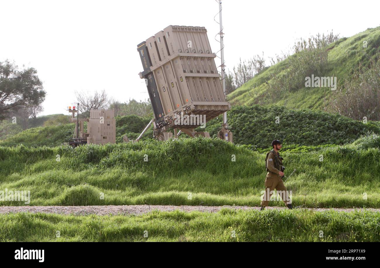 Israël, Luftabwehrsystem nahe tel Aviv 190125 -- TEL AVIV, 25 janvier 2019 -- une photo prise le 24 janvier 2019 montre une vue d'une batterie du système de défense du Dôme de fer d'Israël près de tel Aviv, Israël. L armée israélienne a déclaré jeudi qu un système de défense anti-roquettes Dôme de fer a été déployé dans le centre du pays dans un contexte de tension croissante aux frontières nord et sud d Israël. La batterie a été déployée à Gush Dan, dans toute la zone métropolitaine de tel Aviv, a déclaré un responsable militaire sous condition d’anonymat. Gil Cohen Magen ISRAEL-TEL AVIV-AIR DEFENSE-IRON DOME guoyu PUBLICATIONxNOTxINxCHN Banque D'Images