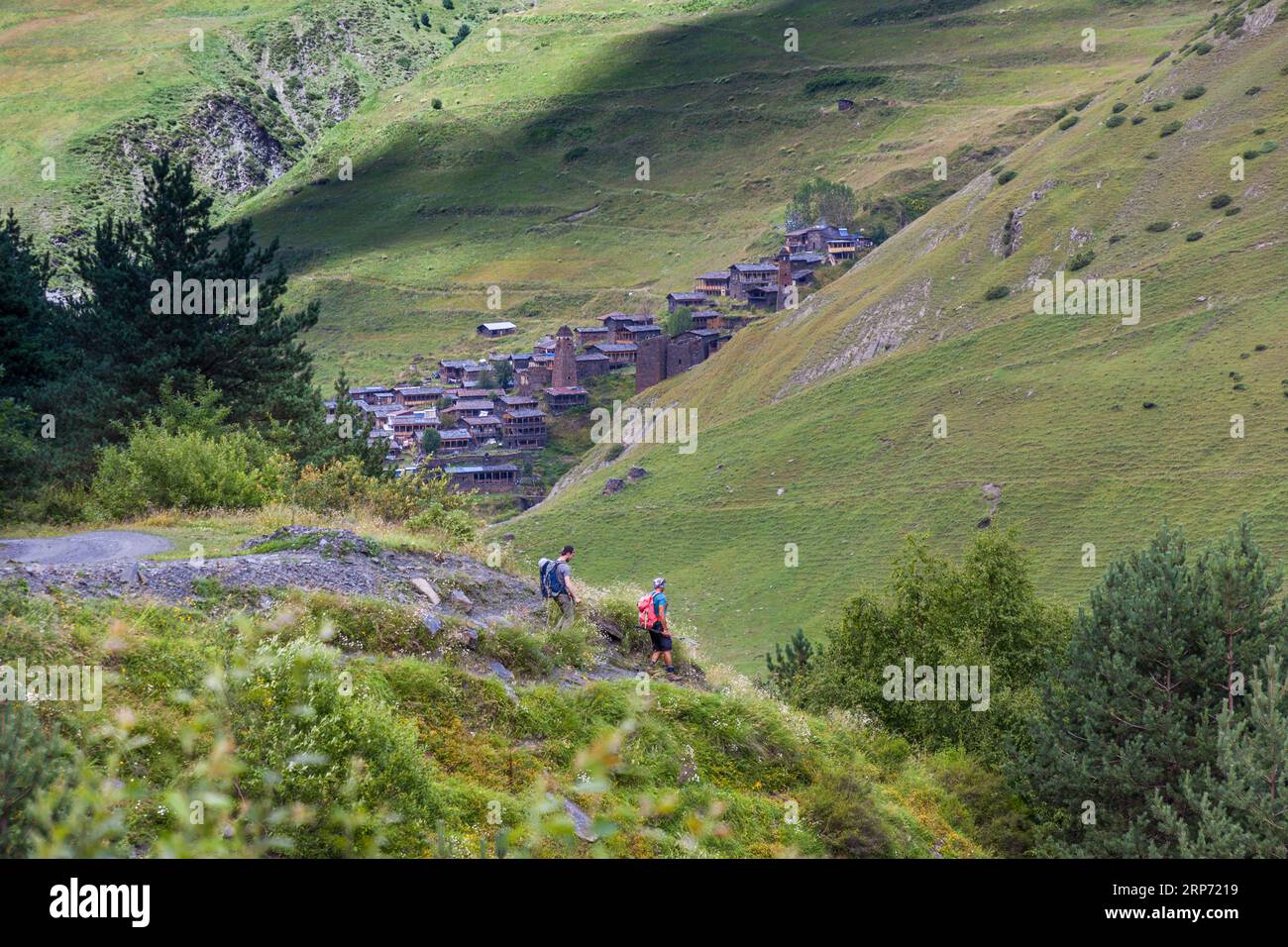 Randonneurs approchant le village fortifié de Dartlo à Tusheti, Géorgie Banque D'Images