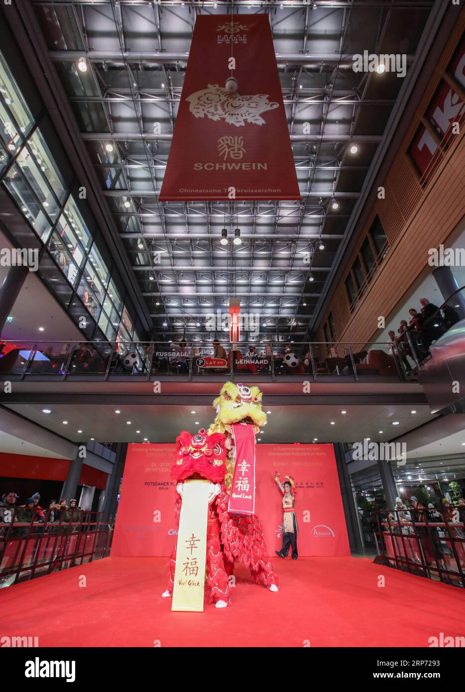 (190124) -- BERLIN, 24 janvier 2019 -- la photo prise le 24 janvier 2019 montre un spectacle de danse du lion lors de la cérémonie d'ouverture des joyeuses célébrations culturelles du nouvel an chinois dans un centre commercial de Potsdamer Platz à Berlin, capitale de l'Allemagne. Joyeux nouvel an chinois, une série de célébrations culturelles chinoises pour le prochain festival du printemps, a débuté jeudi dans le centre-ville de Berlin. ) ALLEMAGNE-BERLIN-JOYEUX NOUVEL AN CHINOIS-CÉLÉBRATIONS CULTURELLES SHANXYUQI PUBLICATIONXNOTXINXCHN Banque D'Images