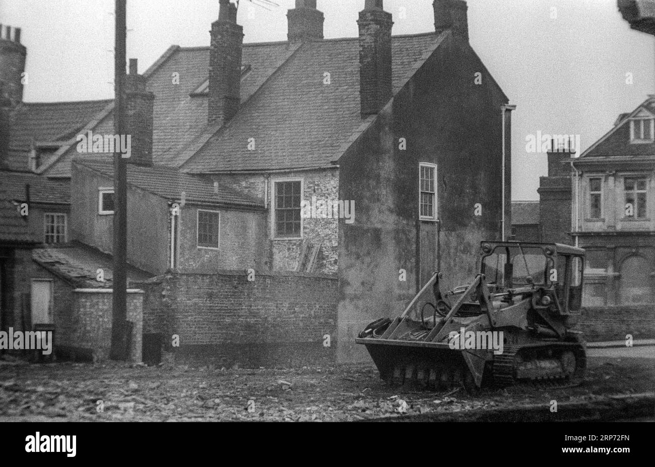 Photographie d'archives en noir et blanc du réaménagement au début des années 1970 du coin de la rue Queen et de Purfleet place à King's Lynn, Norfolk. Banque D'Images