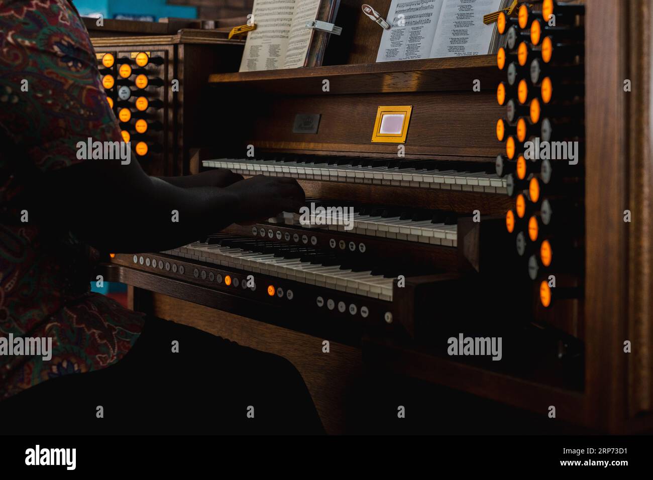 Homme jouant de l'orgue vicomte avec un livre d'hymne Banque D'Images