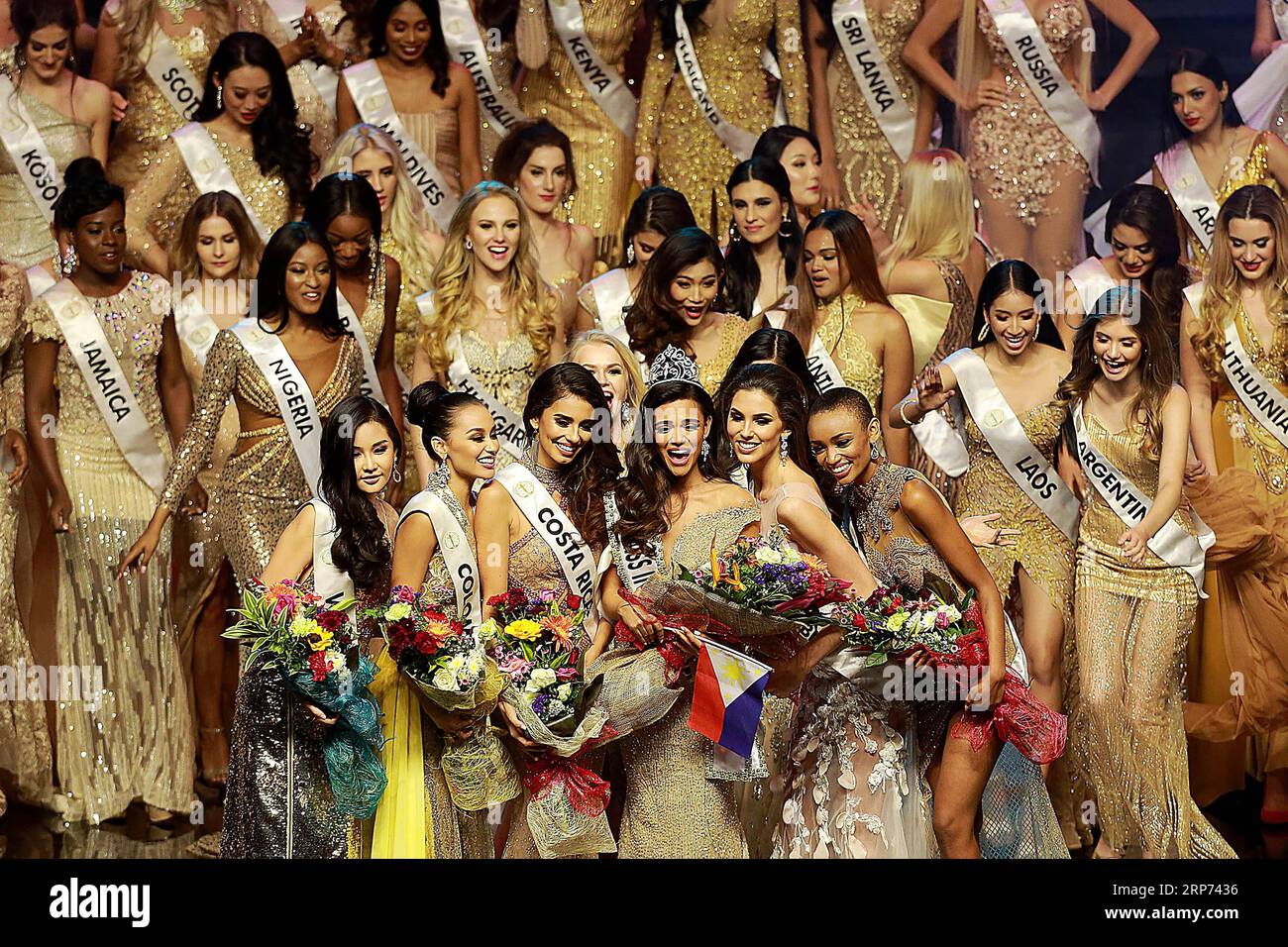 PASAY CITY, 27 janvier 2019 - 4e finaliste Ngan Anh au le du Vietnam (1e L), 3e finaliste Hillary Hollmann de Colombie (2e L), 1e finaliste Adriana Moya Alvarado du Costa Rica (3e L), Miss Intercontinental 2018 Karen Gallman des Philippines (3e R), la 2e finaliste Laura Longauerova de la République slovaque (2e R) et la 5e finaliste Bella Lire Lapso d’Éthiopie (1e R) posent pour les médias lors de la 47e soirée de couronnement Miss Intercontinental à Pasay City, aux Philippines, le 27 janvier 2019. 84 concurrents de divers pays du monde ont rivalisé pour la couronne. ) ©¬a°¼æ aˆÜç¤¾è èÄÖçÄo. Banque D'Images