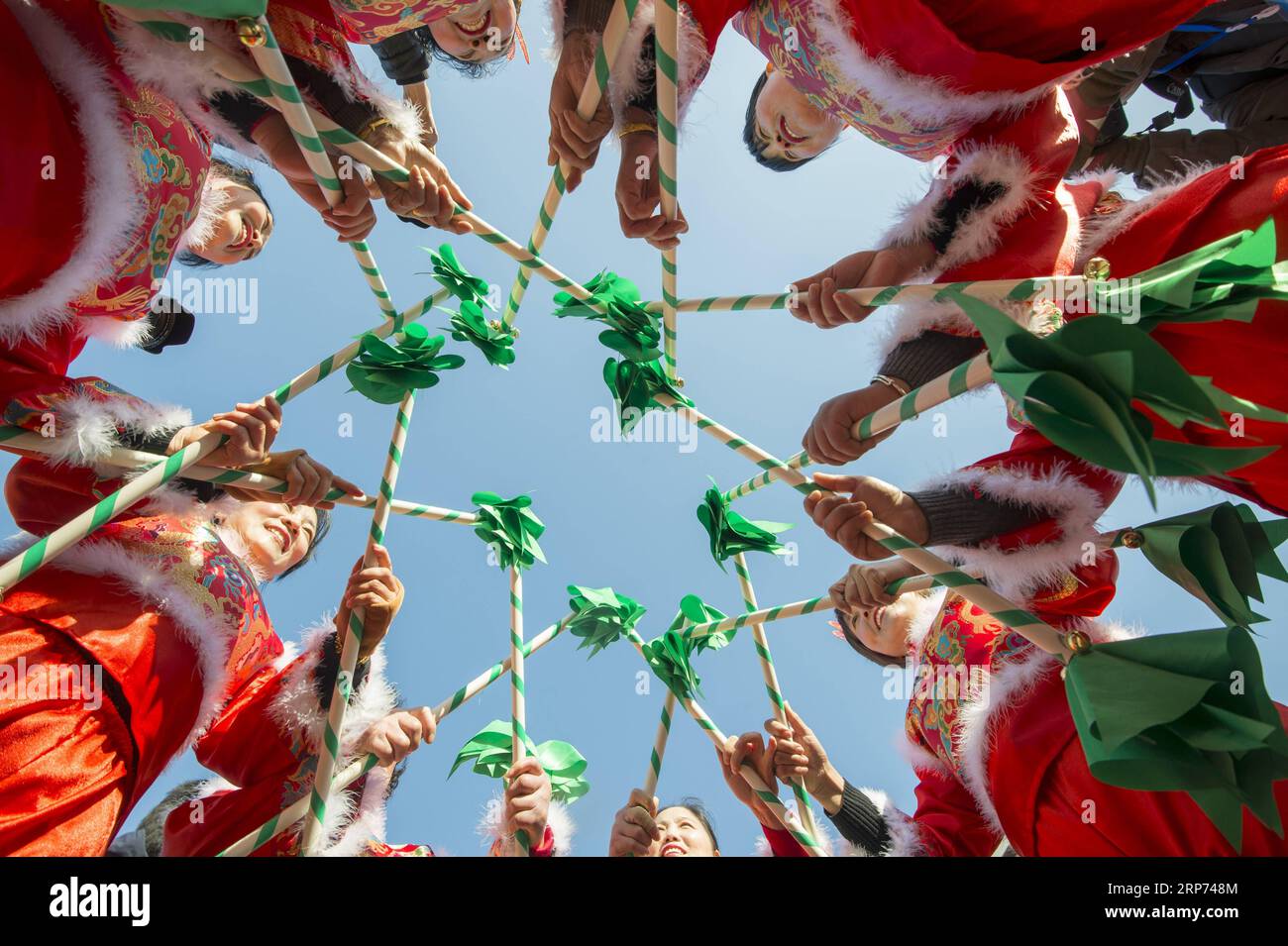 (190127) -- BEIJING, 27 janv. 2019 () -- des femmes dansent folklorique lors d'un festival de pêche hivernal à Hai an, dans la province du Jiangsu, dans l'est de la Chine, le 26 janvier 2019. () PHOTOS DU JOUR Xinhua PUBLICATIONxNOTxINxCHN Banque D'Images