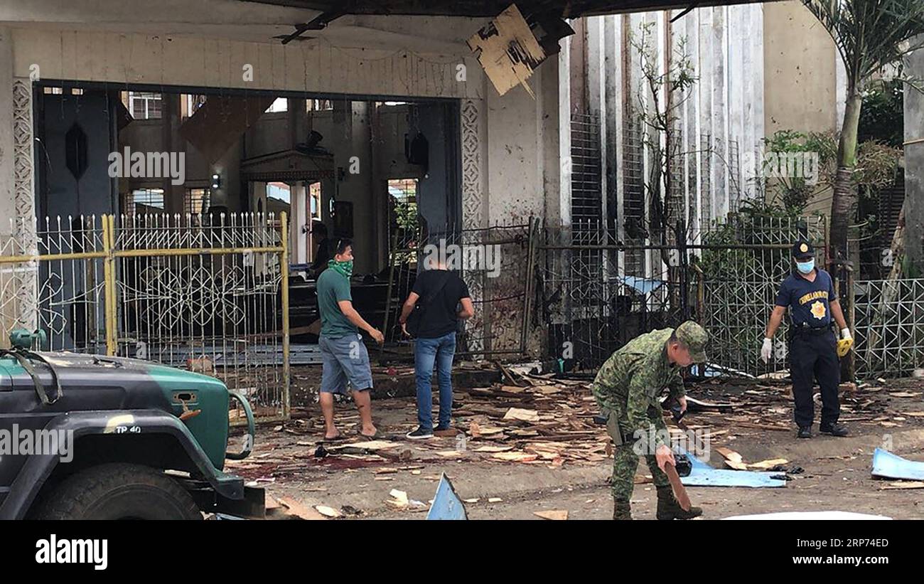Actualités Bilder des Tages (190127) -- PROVINCE DE SULU, 27 janvier 2019 -- des policiers et des militaires regardent les débris d'une scène d'explosion à l'intérieur d'une église sur l'île de Jolo dans la province de Sulu, Philippines, 27 janvier 2019. Vingt personnes, dont cinq soldats de l'armée, ont été tuées et 111 autres blessées dimanche lors de deux explosions à l'intérieur et près de l'entrée d'une église catholique romaine sur l'île de Jolo, dans la province de Sulu, dans le sud des Philippines, a indiqué la police. PHILIPPINES-PROVINCE DE SULU-EXPLOSION STRINGER PUBLICATIONXNOTXINXCHN Banque D'Images