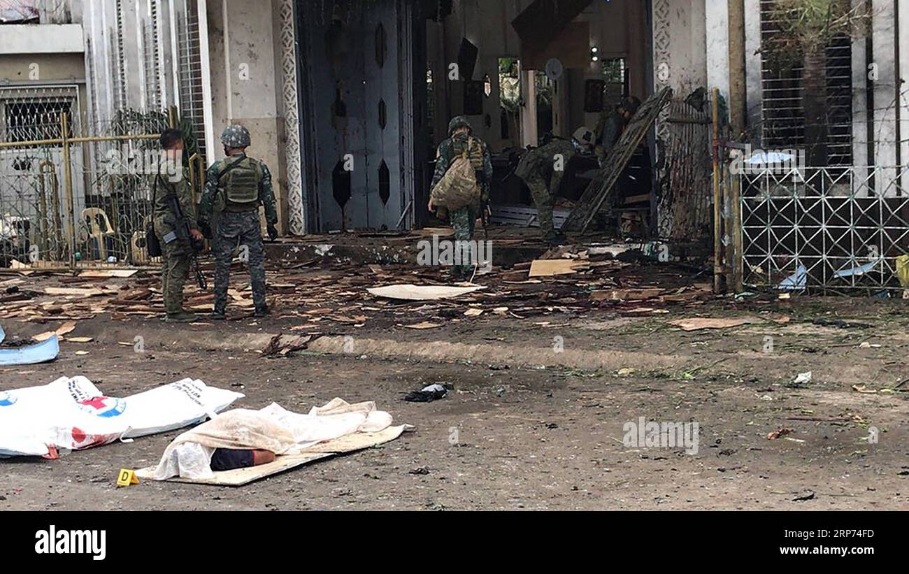 (190127) -- PROVINCE DE SULU, 27 janvier 2019 -- des militaires regardent les débris de la scène de l'explosion à l'intérieur d'une église sur l'île de Jolo dans la province de Sulu, Philippines, 27 janvier 2019. Vingt personnes, dont cinq soldats de l'armée, ont été tuées et 111 autres blessées dimanche lors de deux explosions à l'intérieur et près de l'entrée d'une église catholique romaine sur l'île de Jolo, dans la province de Sulu, dans le sud des Philippines, a indiqué la police. PHILIPPINES-PROVINCE DE SULU-EXPLOSION STRINGER PUBLICATIONXNOTXINXCHN Banque D'Images