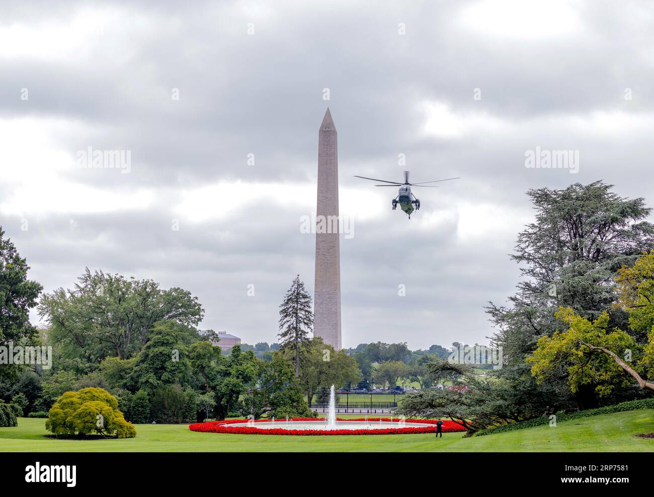 WASHINGTON, D.C. — 7 août 2023 : Marine One approche de la pelouse sud de la Maison Blanche à Washington, D.C. Banque D'Images