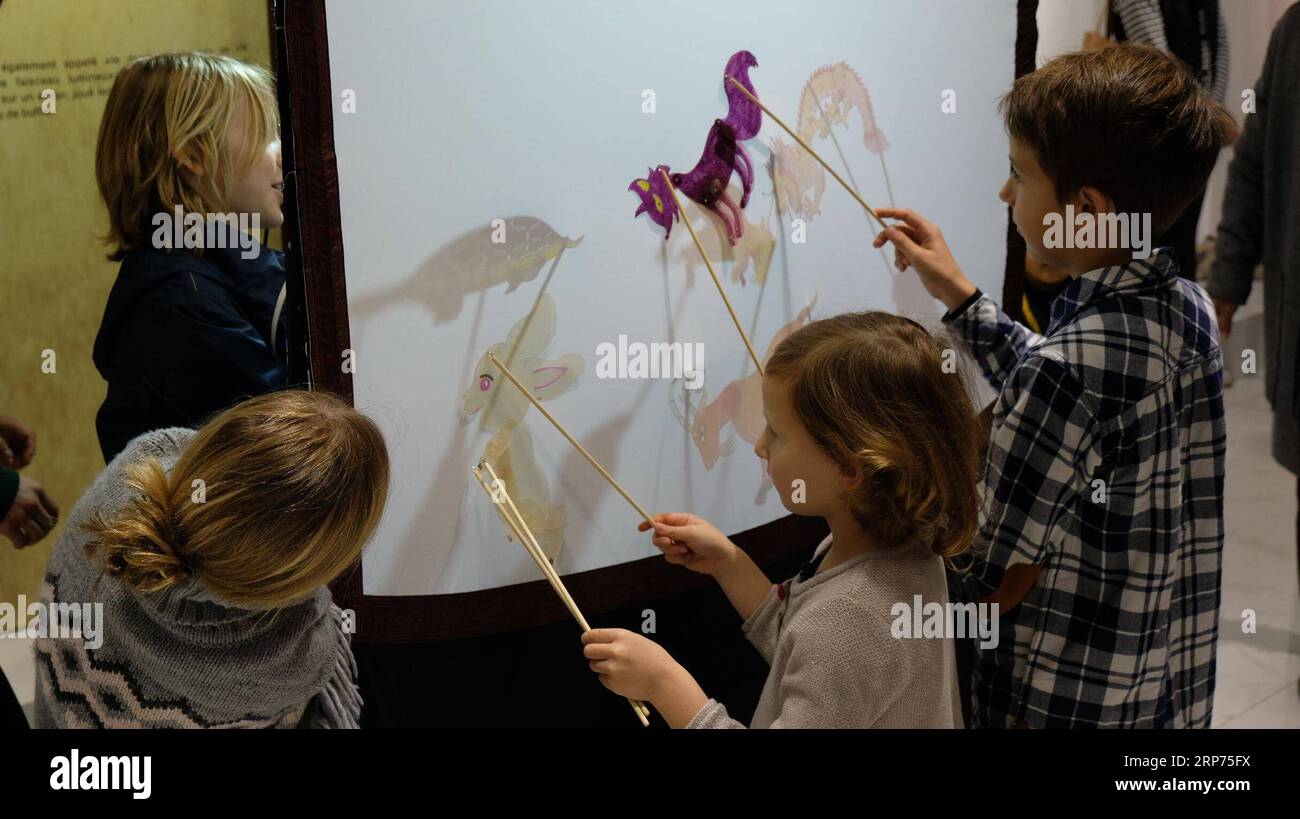(190128) -- RABAT, 28 janv. 2019 (Xinhua) -- des enfants essaient la marionnette de l'ombre chinoise lors d'un événement pour célébrer le prochain Festival du Printemps chinois au Centre culturel chinois de Rabat, Maroc, le 27 janvier 2019. Le festival du printemps tombe le 5 février cette année. (Xinhua/Chen Binjie) MAROC-RABAT-CHINE CENTRE CULTUREL-PRINTEMPS FESTIVAL-CÉLÉBRATION PUBLICATIONxNOTxINxCHN Banque D'Images