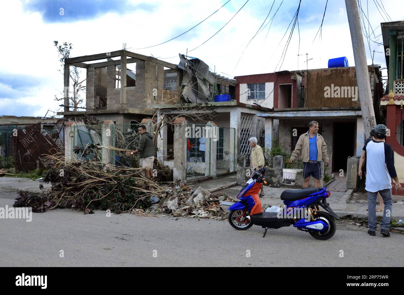 (190129) -- LA HAVANE, 29 janv. 2019 (Xinhua) -- des maisons endommagées ont été vues dans la zone touchée par la tornade dans la municipalité de Regla à la Havane, Cuba, le 28 janvier 2019. Une puissante tornade a traversé la capitale cubaine dimanche soir, faisant trois morts et 172 blessés. (Xinhua/Joaquin Hernandez) CUBA-HAVANA-TORNADO PUBLICATIONxNOTxINxCHN Banque D'Images