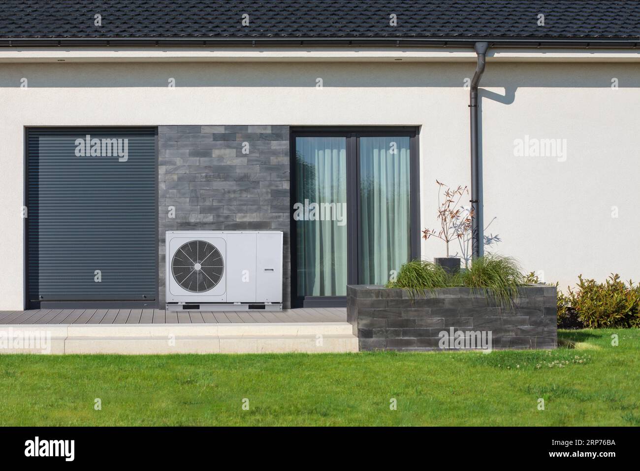 Pompe à chaleur à air écologique : la solution verte de Modern Home Banque D'Images