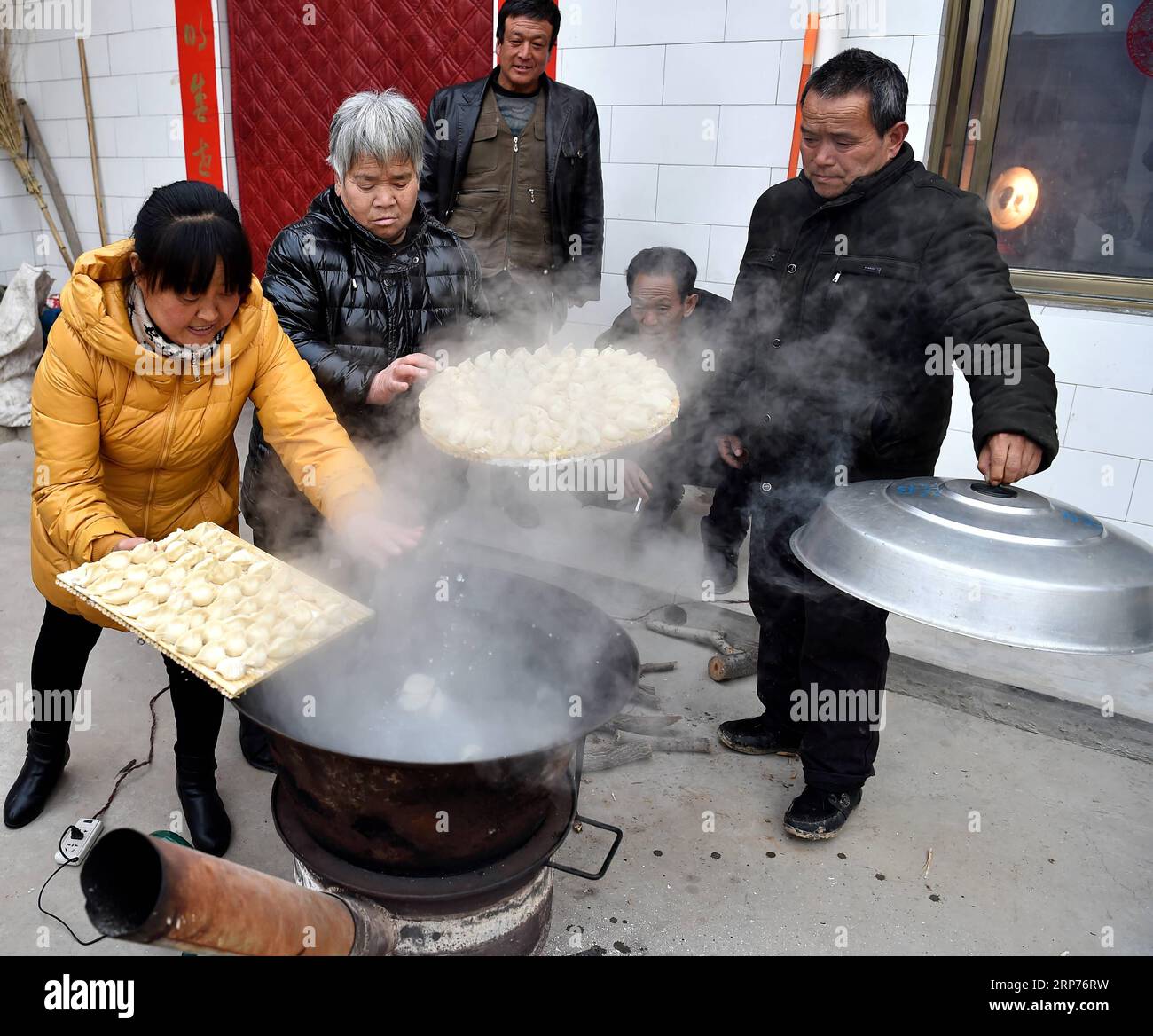 (190129) -- COMTÉ DE WENXI, 29 janv. 2019 (Xinhua) -- les résidents de la colonie de lutte contre la pauvreté Home of Happiness cuisinent des boulettes dans le village de Zhangcailing, dans le canton de Yangyu, comté de Wenxi, province du Shanxi du nord de la Chine, 28 janvier 2019. Pendant des générations, les habitants du village de Zhangcailing ont à peine arraché leur vie en raison de leur isolement géographique, de la médiocrité des infrastructures et du manque d’industries de soutien. Pour aider les villageois à sortir de la pauvreté, le gouvernement a augmenté son soutien financier en encourageant l'agriculture et l'élevage adaptés aux conditions locales. En plantant du poivre de Sichuan, une épice, un Banque D'Images