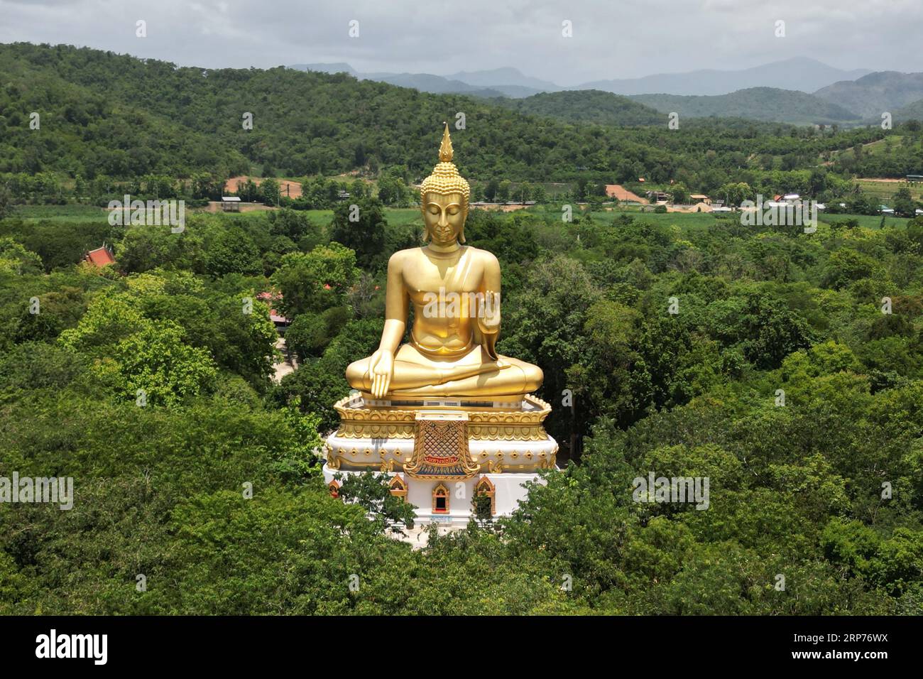 Luang Pho To, Wat Pha Thang, est une image de Bouddha enchâssée à l'extérieur dans la posture de Prathanphon. Il est installé bien en vue et observé à distance. Banque D'Images