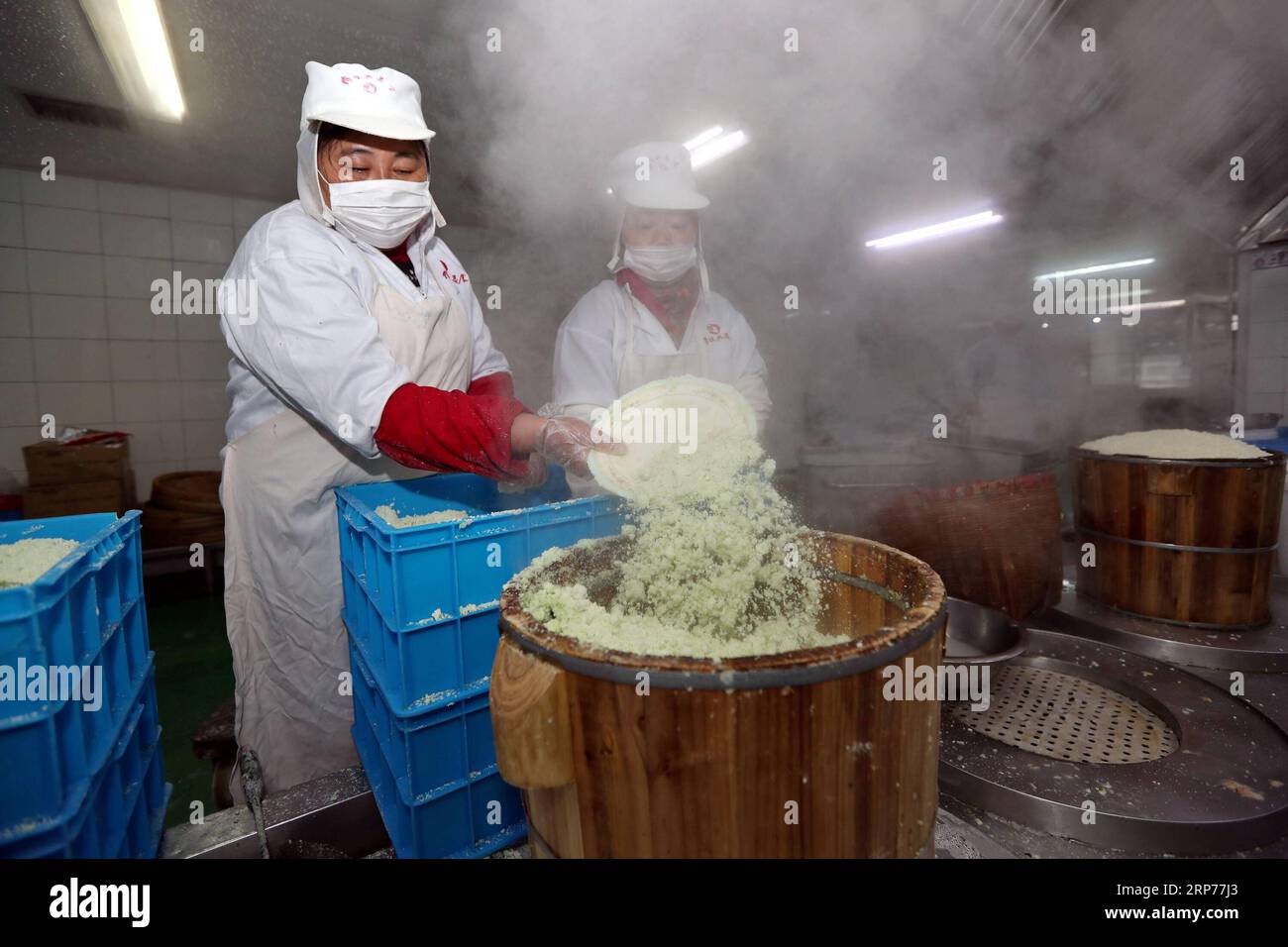 (190130) -- WUXI, 30 janv. 2019 (Xinhua) -- des travailleurs fabriquent des gâteaux de riz d'une marque traditionnelle à Wuxi, dans la province du Jiangsu de l'est de la Chine, le 30 janvier 2019. Les travailleurs de Wuxi sont occupés à fabriquer des gâteaux de riz pour répondre à la demande croissante des clients à l'approche de la fête du printemps. La fête du printemps, ou nouvel an lunaire chinois, tombe le 5 février de cette année. (Xinhua/Huan Wei) CHINA-WUXI-SPRING FESTIVAL-TRADITIONAL FOOD (CN) PUBLICATIONxNOTxINxCHN Banque D'Images