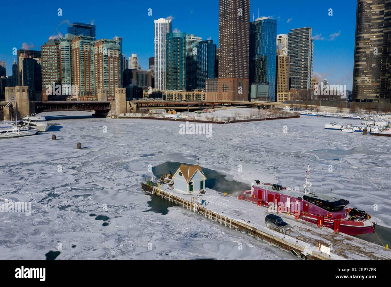 (190130) -- CHICAGO, le 30 janvier 2019 -- Un bateau des pompiers de Chicago a été vu à l'extérieur des quais entre la rivière Chicago et le lac Michigan à Chicago, aux États-Unis, le 30 janvier 2019. Le record de Chicago pour la température la plus froide a été brisé mercredi lorsque le vortex polaire a frappé la plus grande ville du Midwest américain, selon le National Weather Service (NWS). U.S.-CHICAGO-TEMPERATURE-LE-RECORD-LE-PLUS FROID PATRICKXGORSKI PUBLICATIONXNOTXINXCHN Banque D'Images